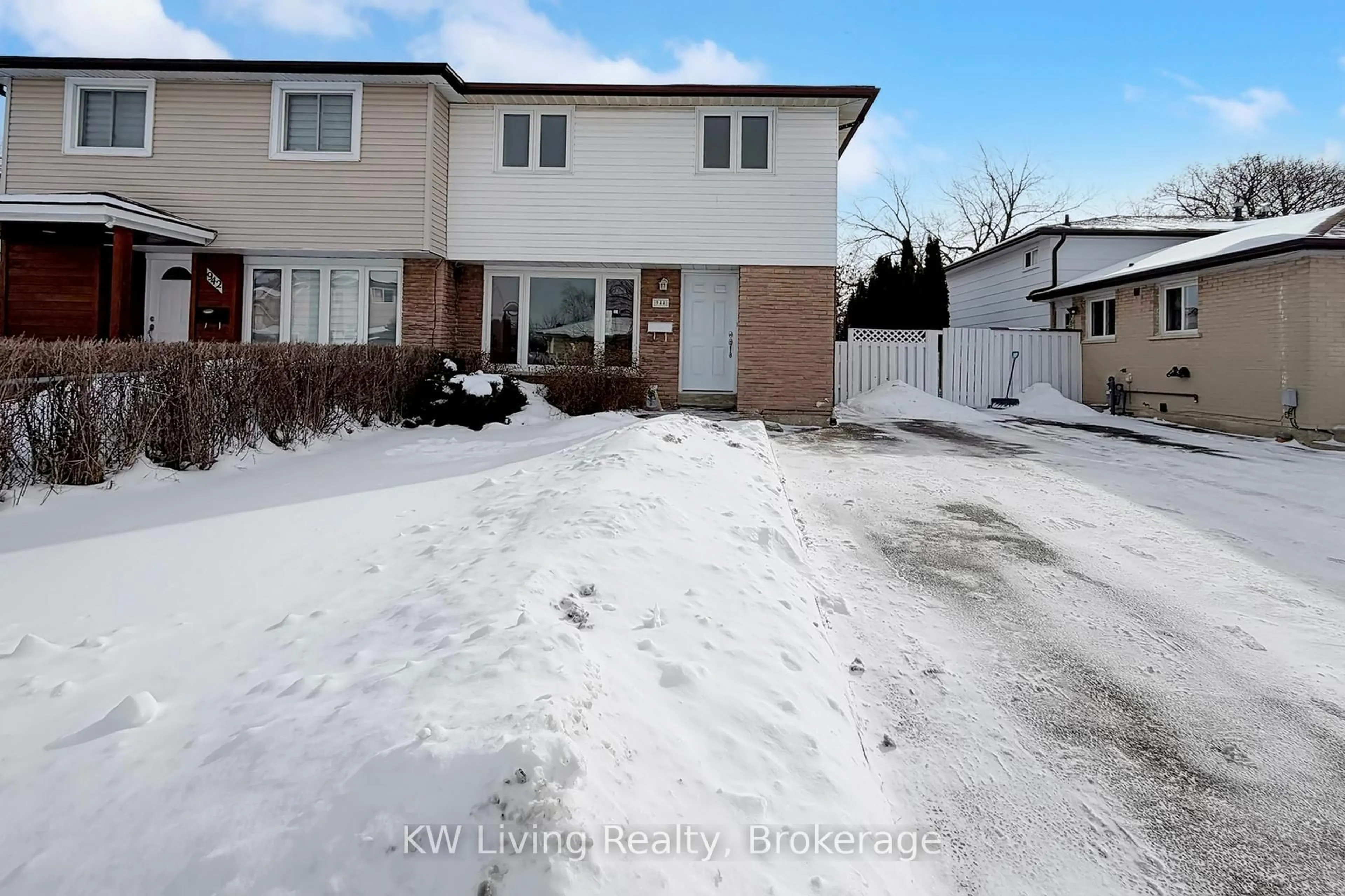 A pic from outside/outdoor area/front of a property/back of a property/a pic from drone, street for 944 Blairholm Ave, Mississauga Ontario L5C 1G4