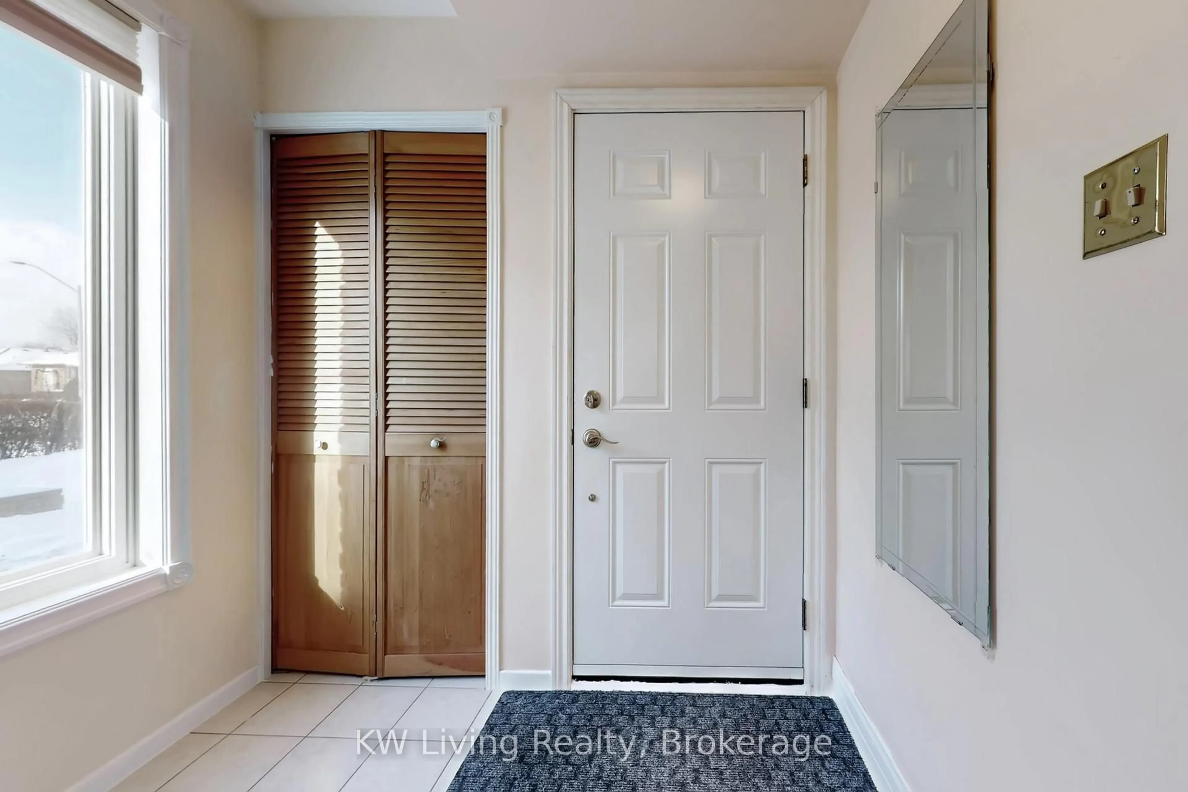 Indoor entryway for 944 Blairholm Ave, Mississauga Ontario L5C 1G4