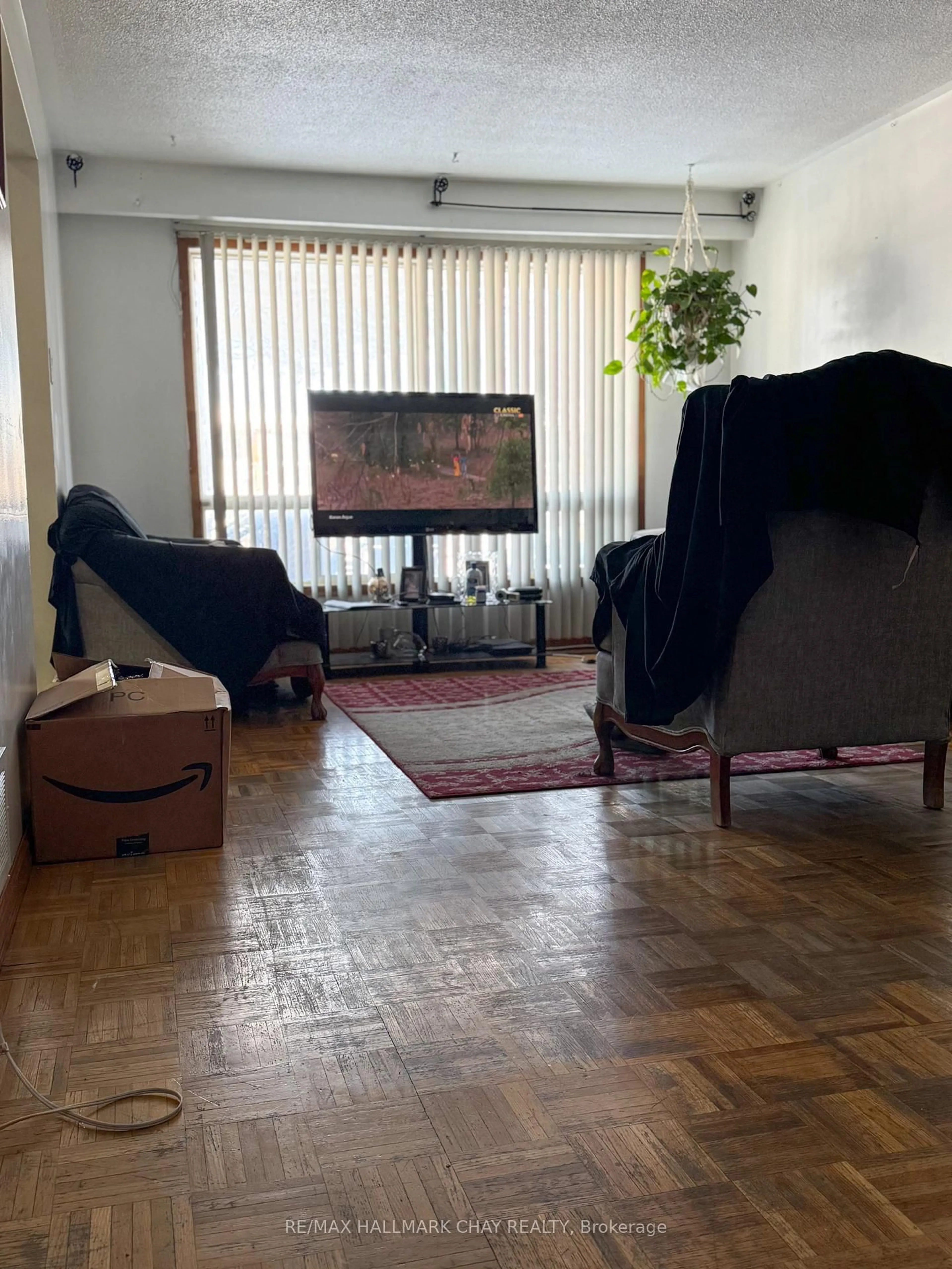 Living room with furniture, floor is not visible for 128 Blossom Cres, Toronto Ontario M3N 2B2