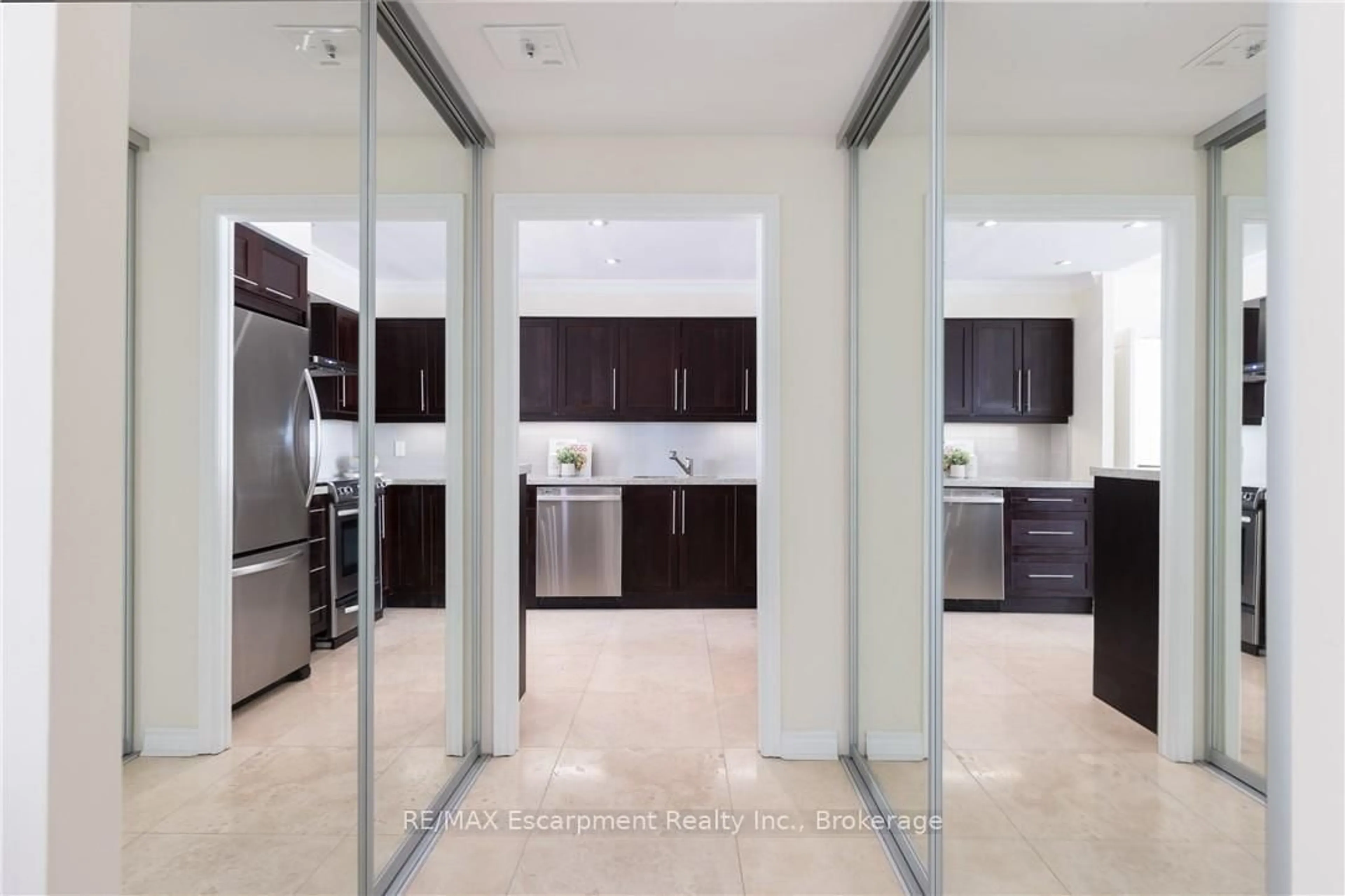 Contemporary kitchen, unknown for 50 Old Mill Rd #PH8, Oakville Ontario L6J 7W1