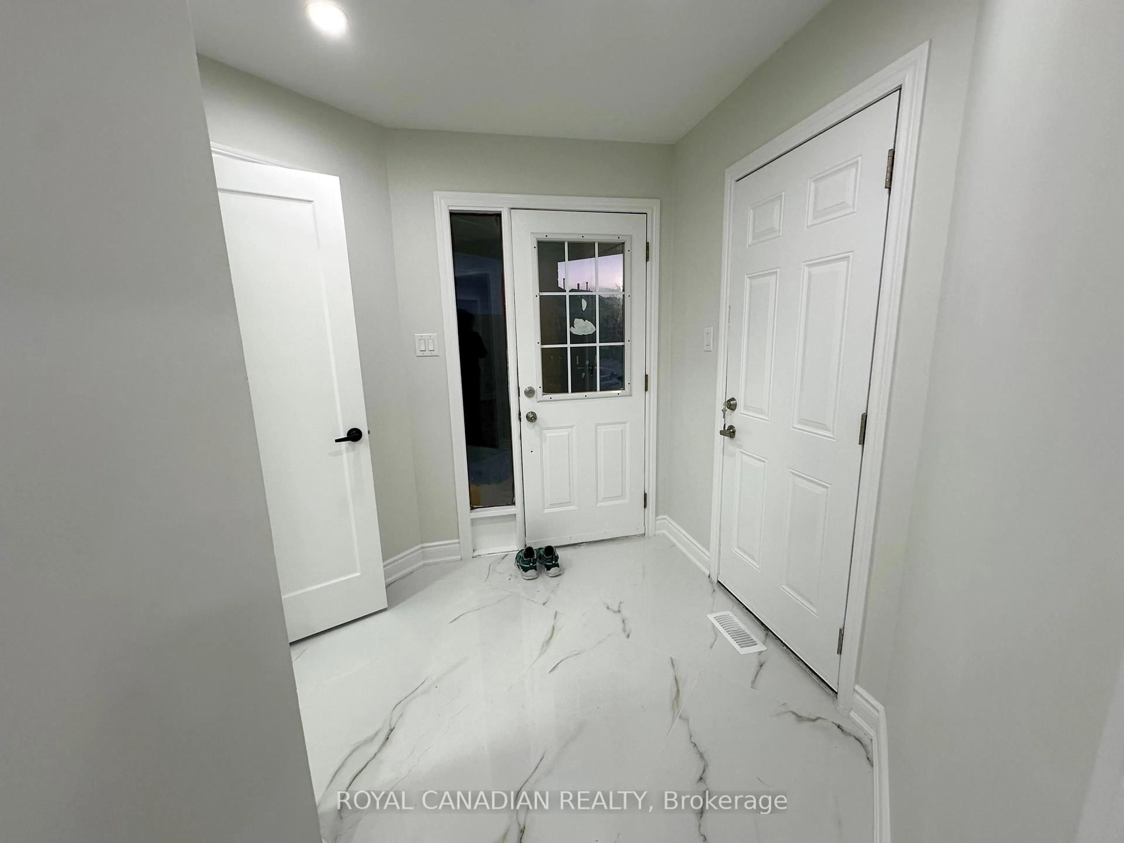 Indoor entryway for 17 Trammell Lane, Brampton Ontario L6Y 4J3