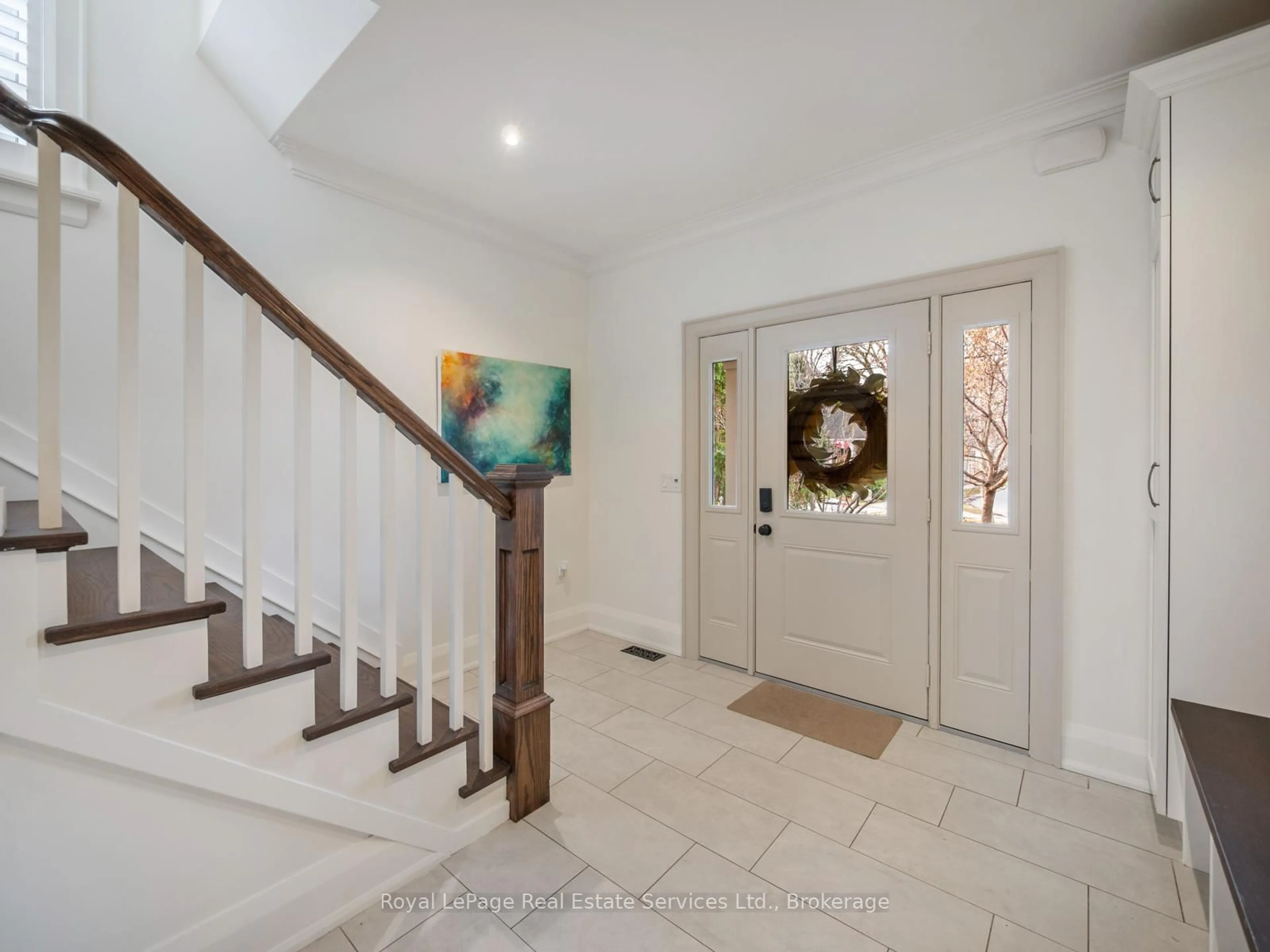 Indoor foyer for 437 Inglehart St, Oakville Ontario L6J 3J5