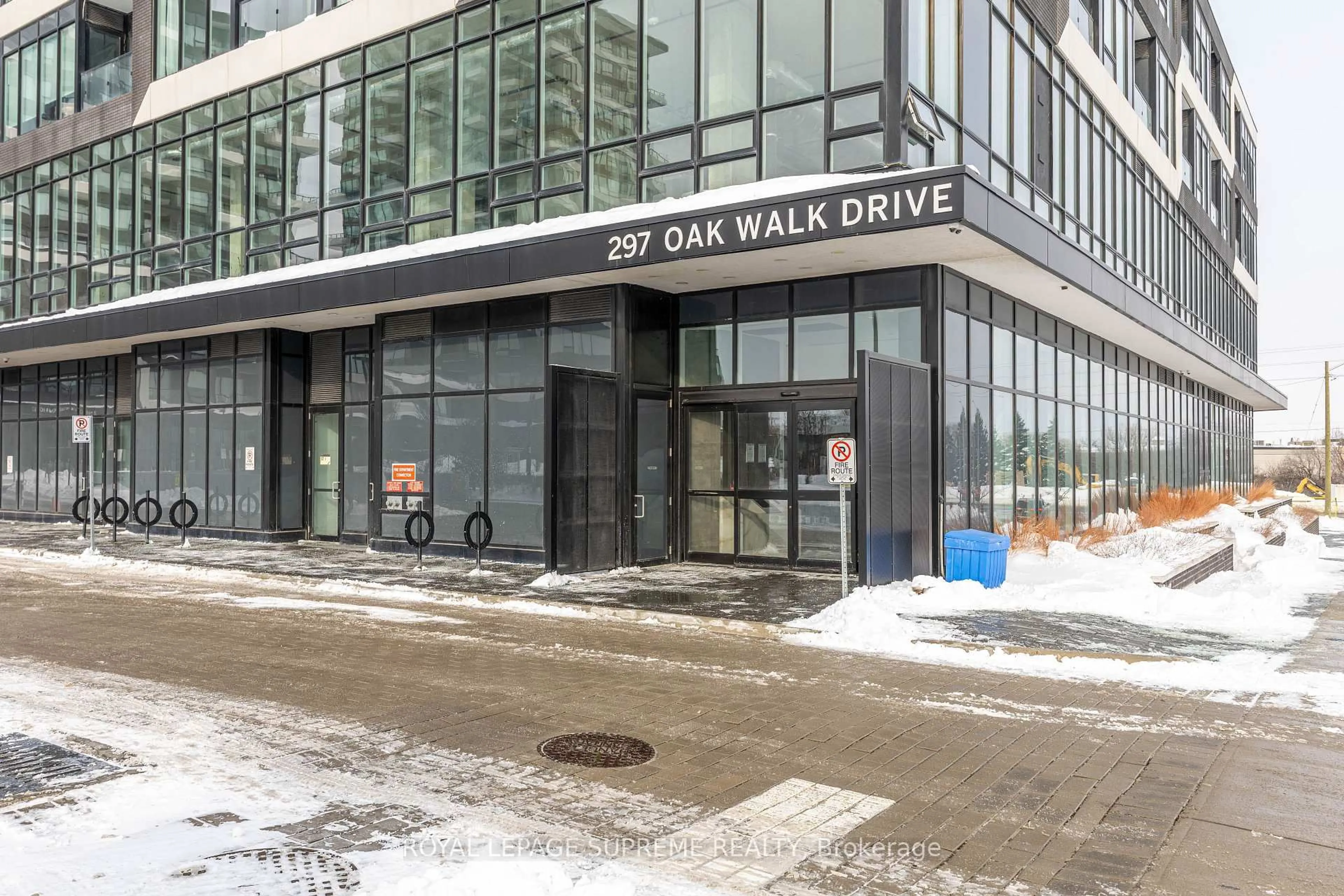Indoor foyer for 297 Oak Walk Dr #2010, Oakville Ontario L6H 3R6