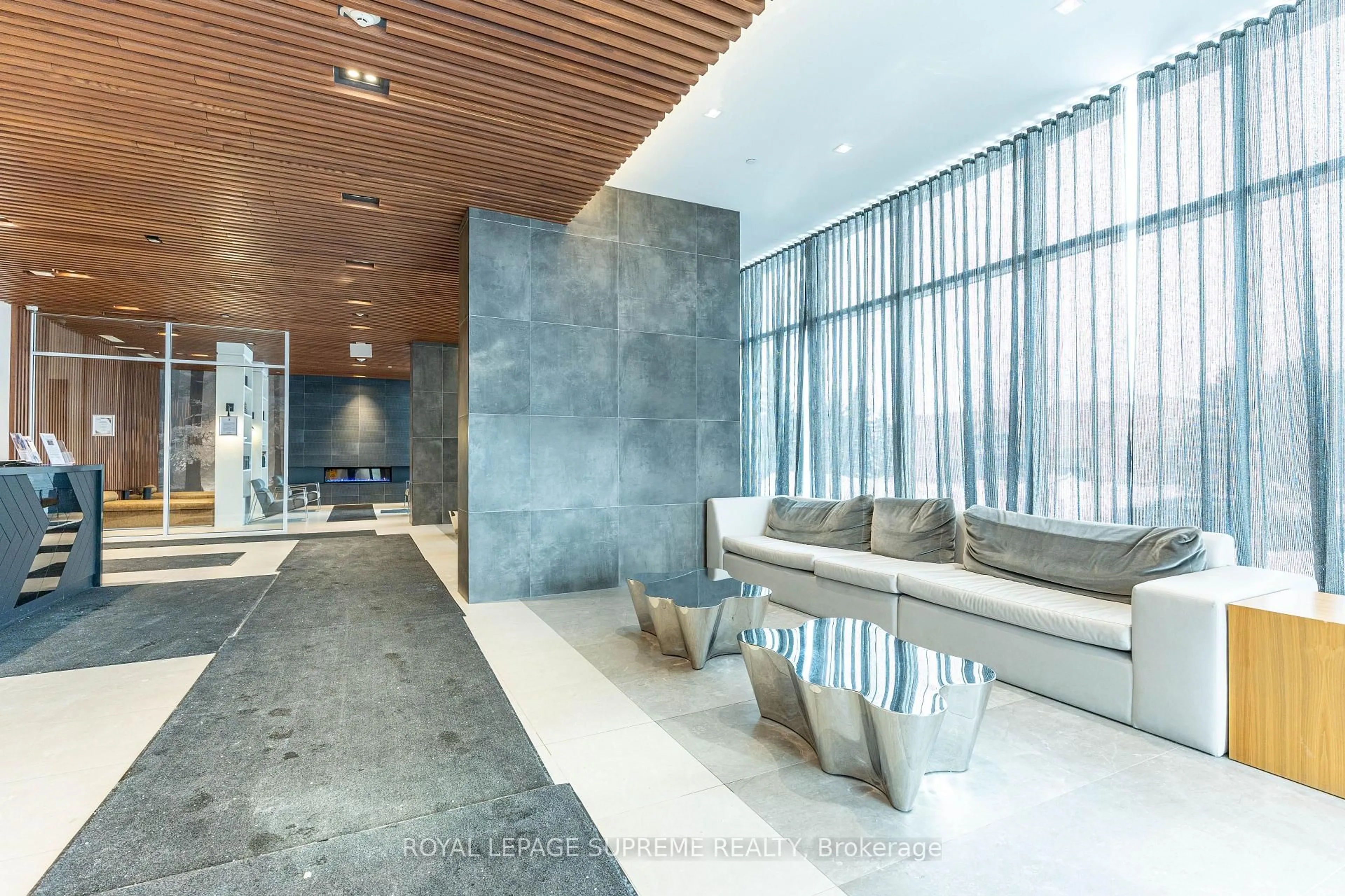 Indoor foyer for 297 Oak Walk Dr #2010, Oakville Ontario L6H 3R6