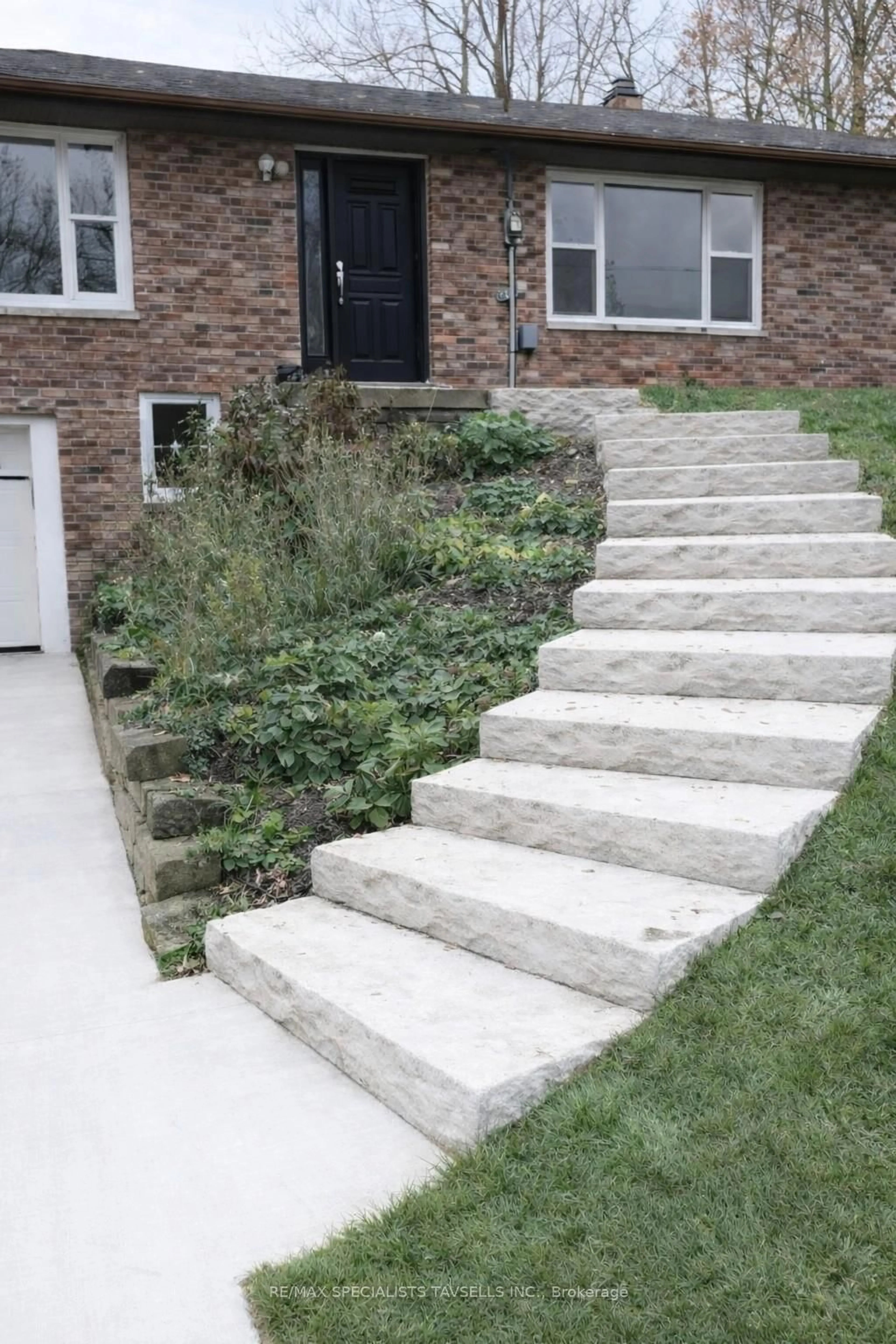 Stairs for 10 Victoria St, Caledon Ontario L7C 1G7