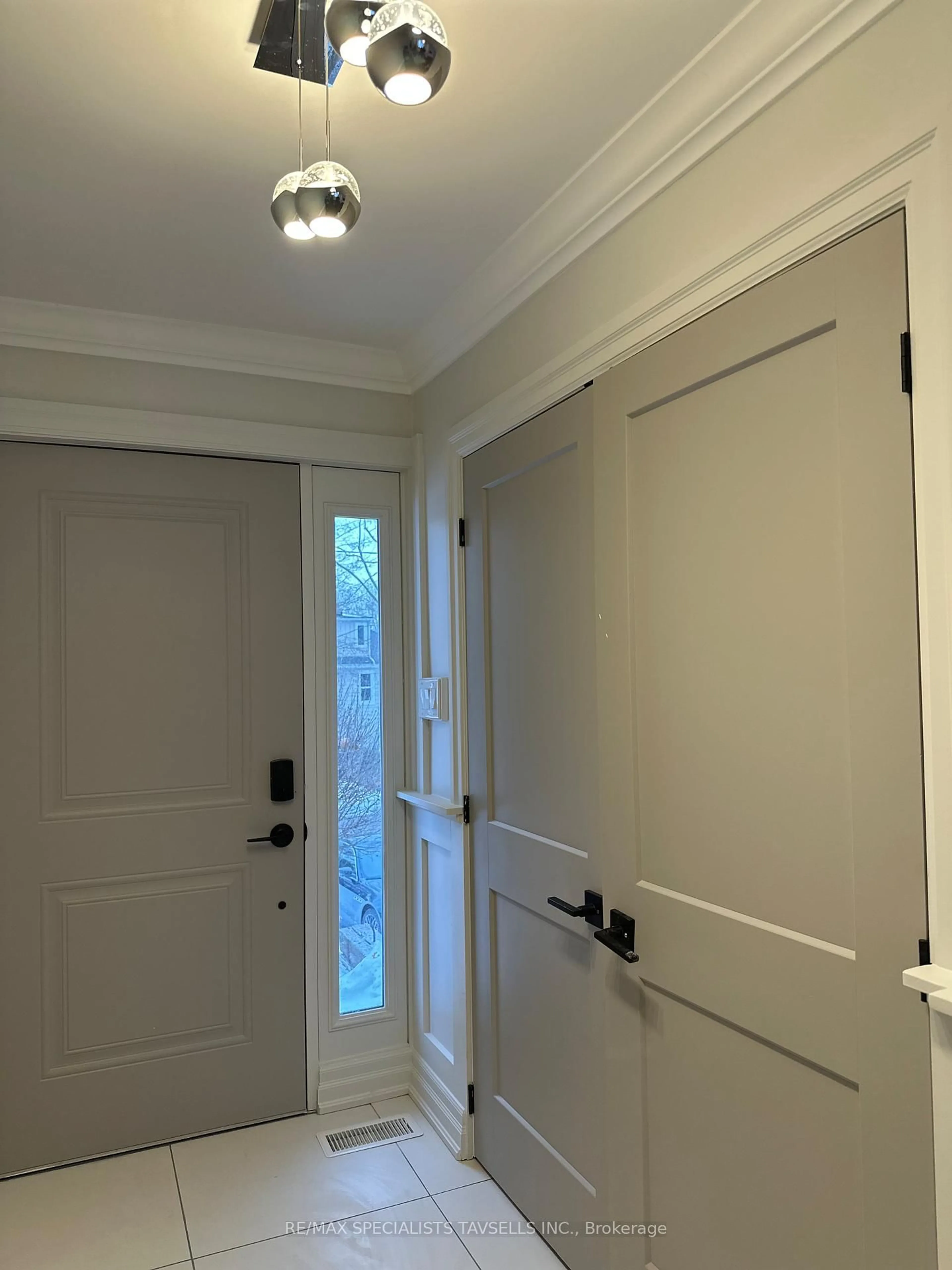 Indoor entryway for 10 Victoria St, Caledon Ontario L7C 1G7