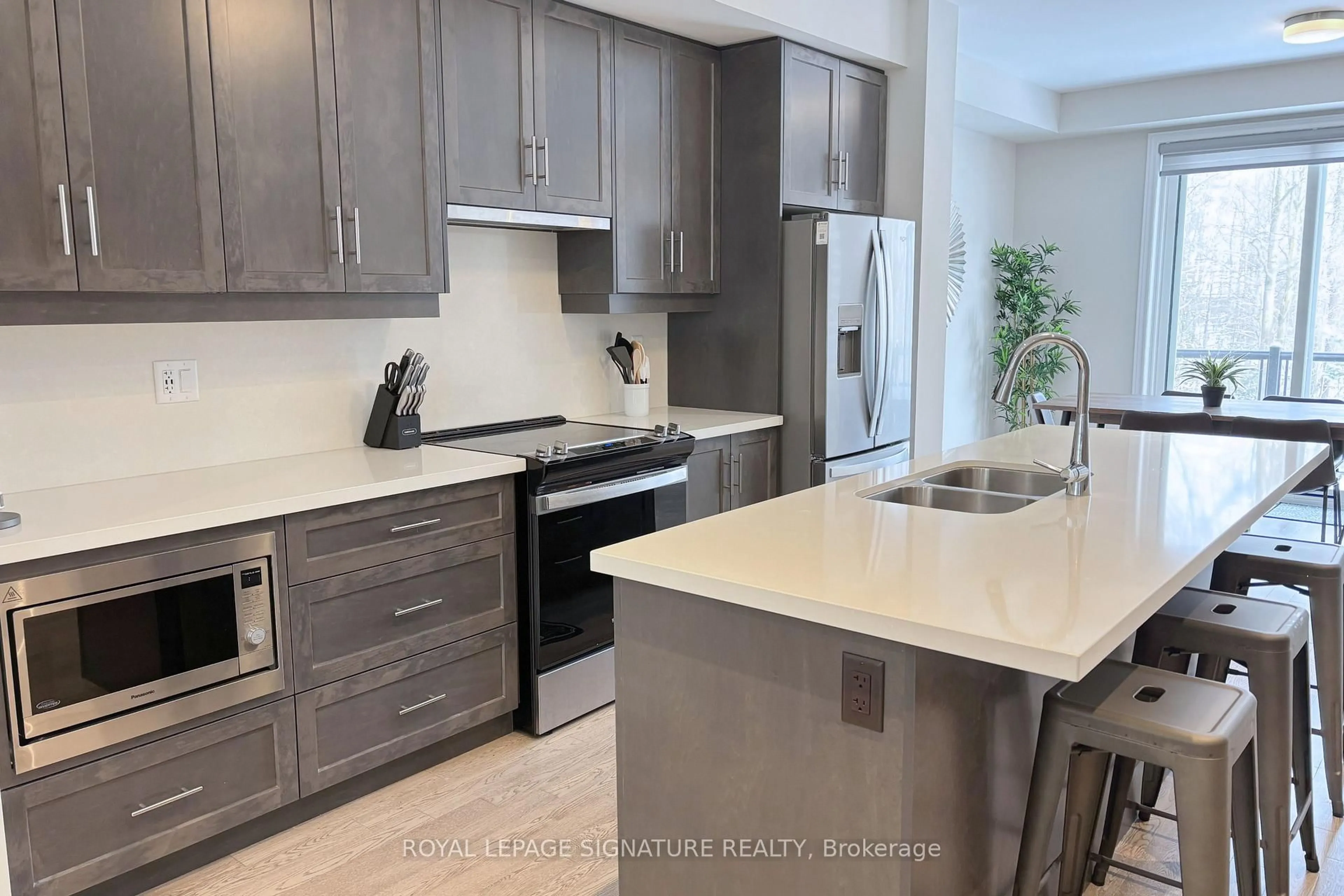 Open concept kitchen, ceramic/tile floor for 63 Folcroft St, Brampton Ontario L6Y 0B6