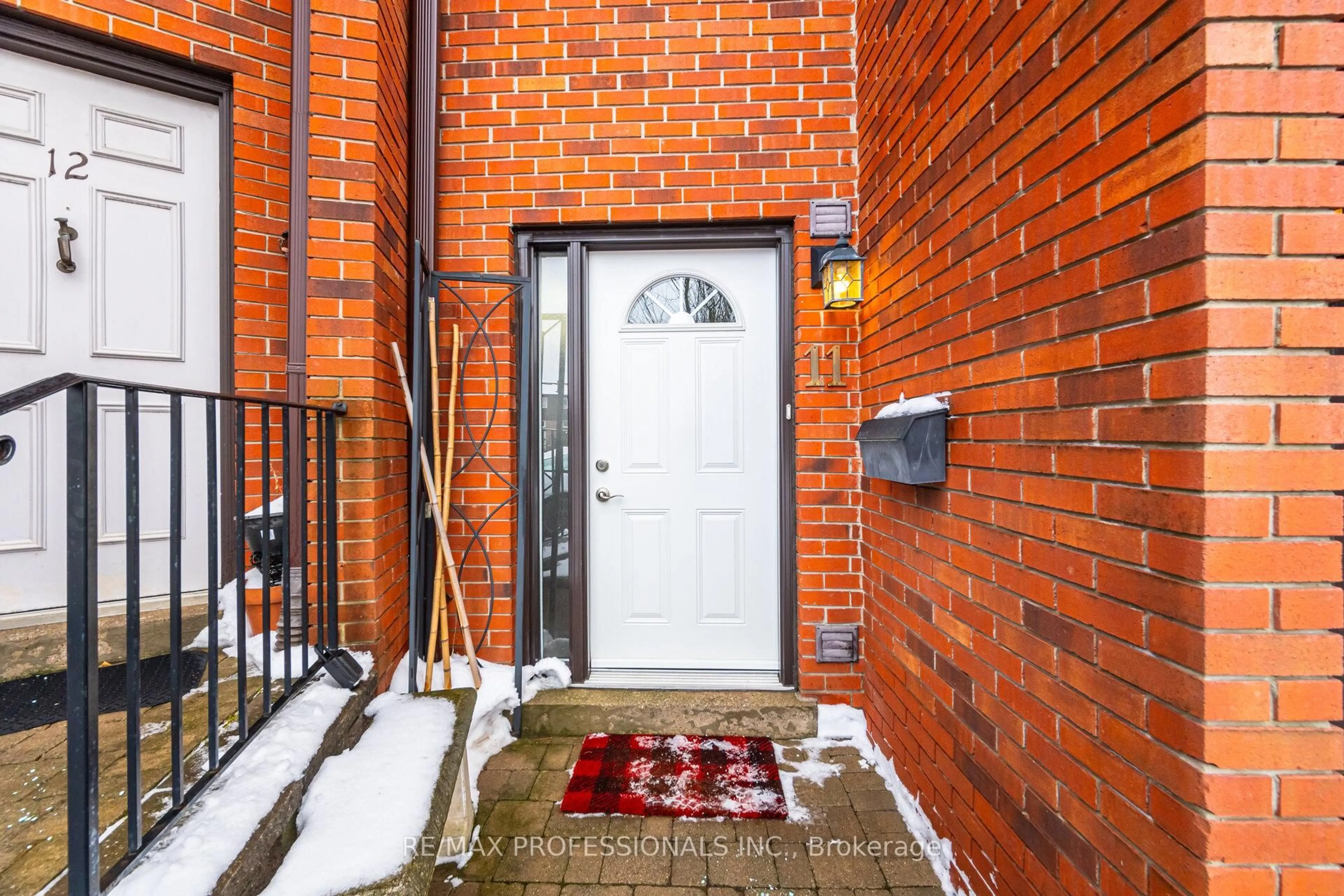 Indoor entryway for 1755 Rathburn Rd #11, Mississauga Ontario L4W 2M8