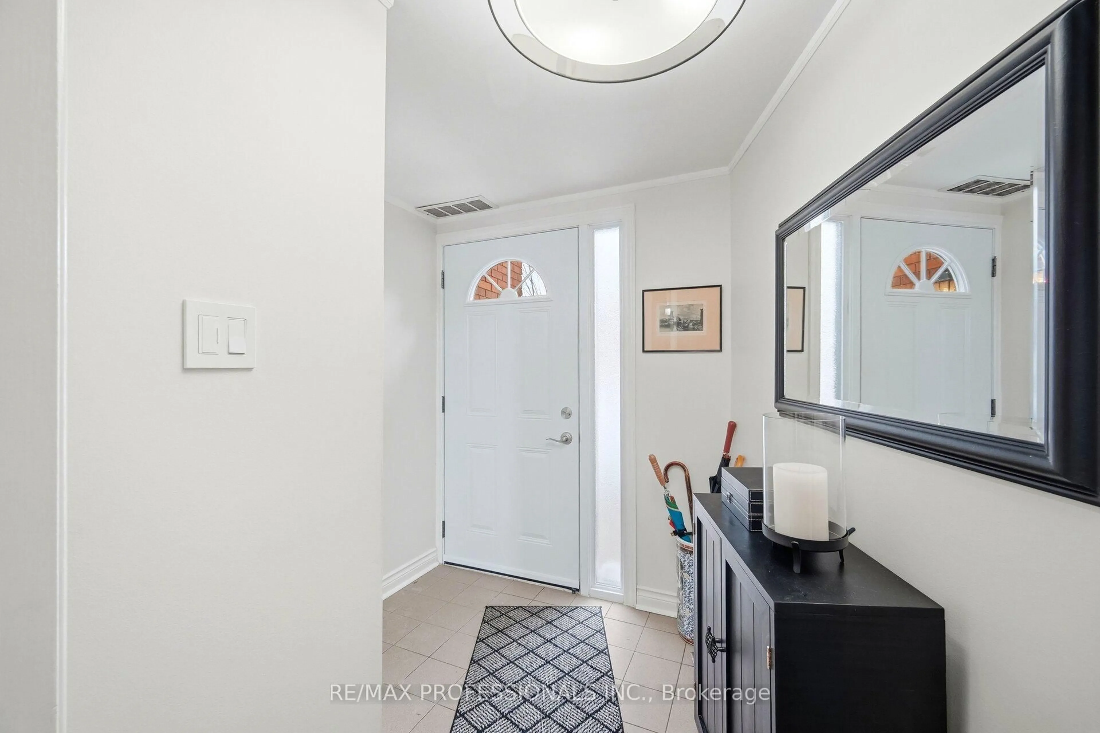 Indoor entryway for 1755 Rathburn Rd #11, Mississauga Ontario L4W 2M8