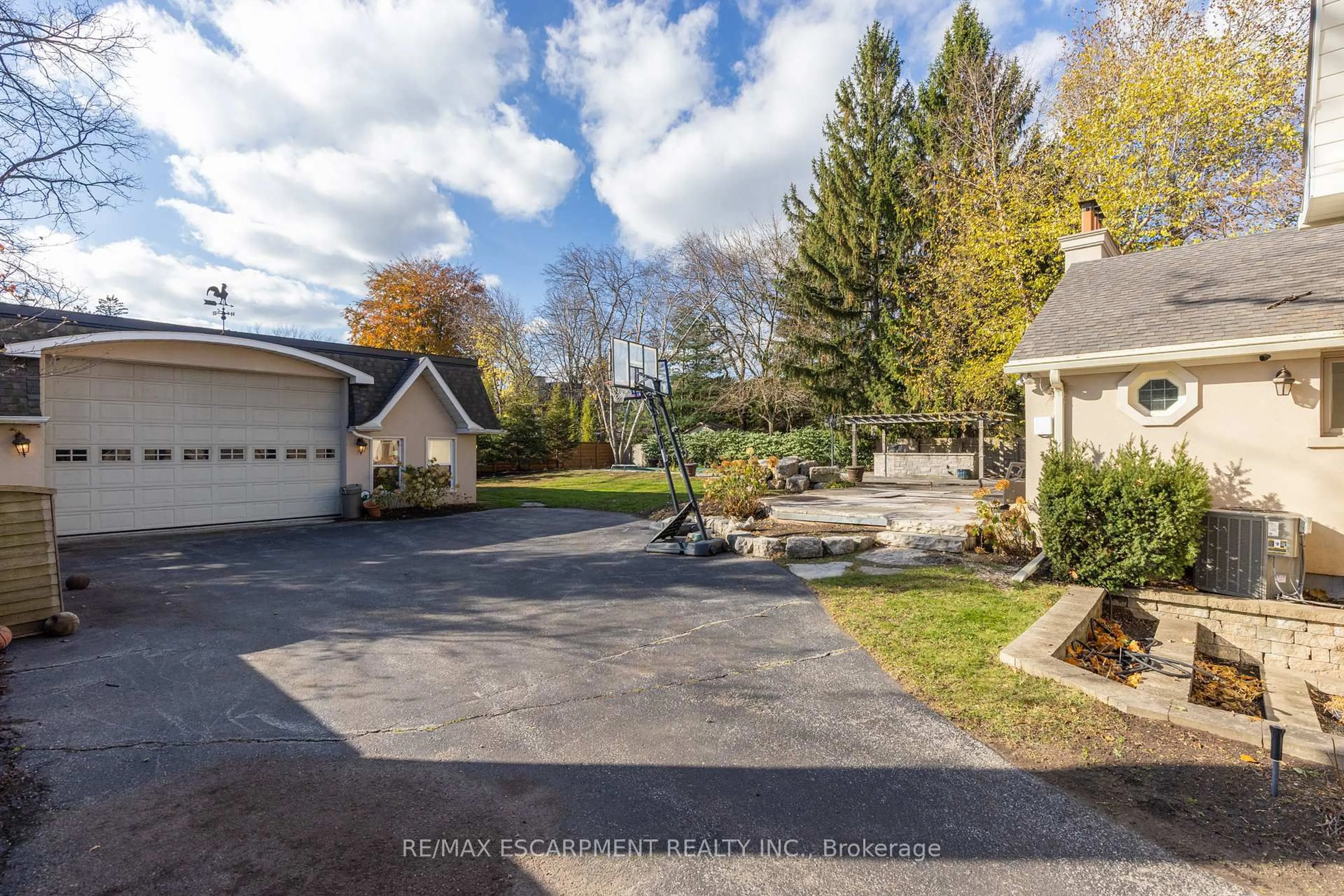 A pic from outside/outdoor area/front of a property/back of a property/a pic from drone, unknown for 184 Chartwell Rd, Oakville Ontario L6J 3Z8