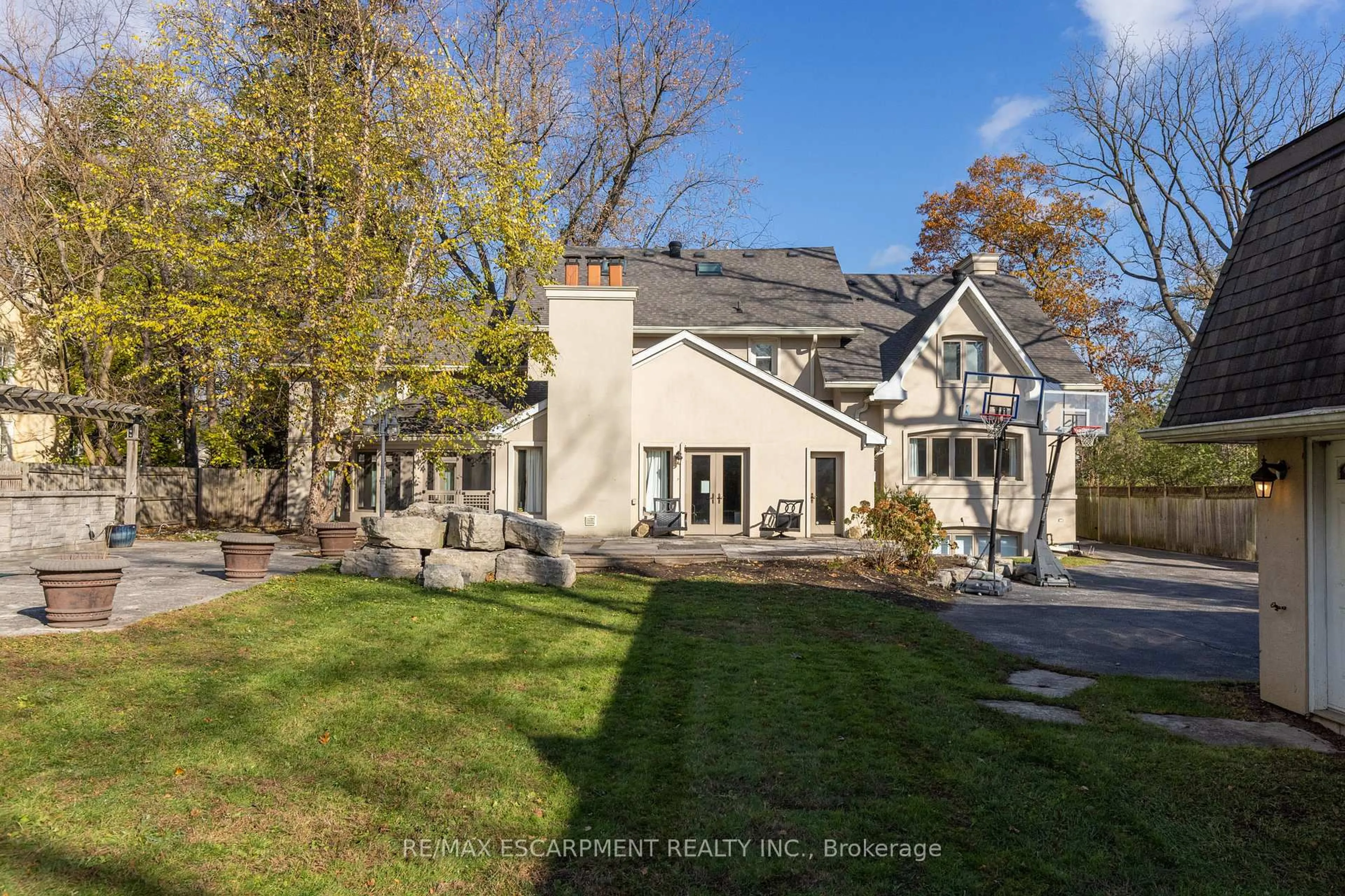 A pic from outside/outdoor area/front of a property/back of a property/a pic from drone, street for 184 Chartwell Rd, Oakville Ontario L6J 3Z8