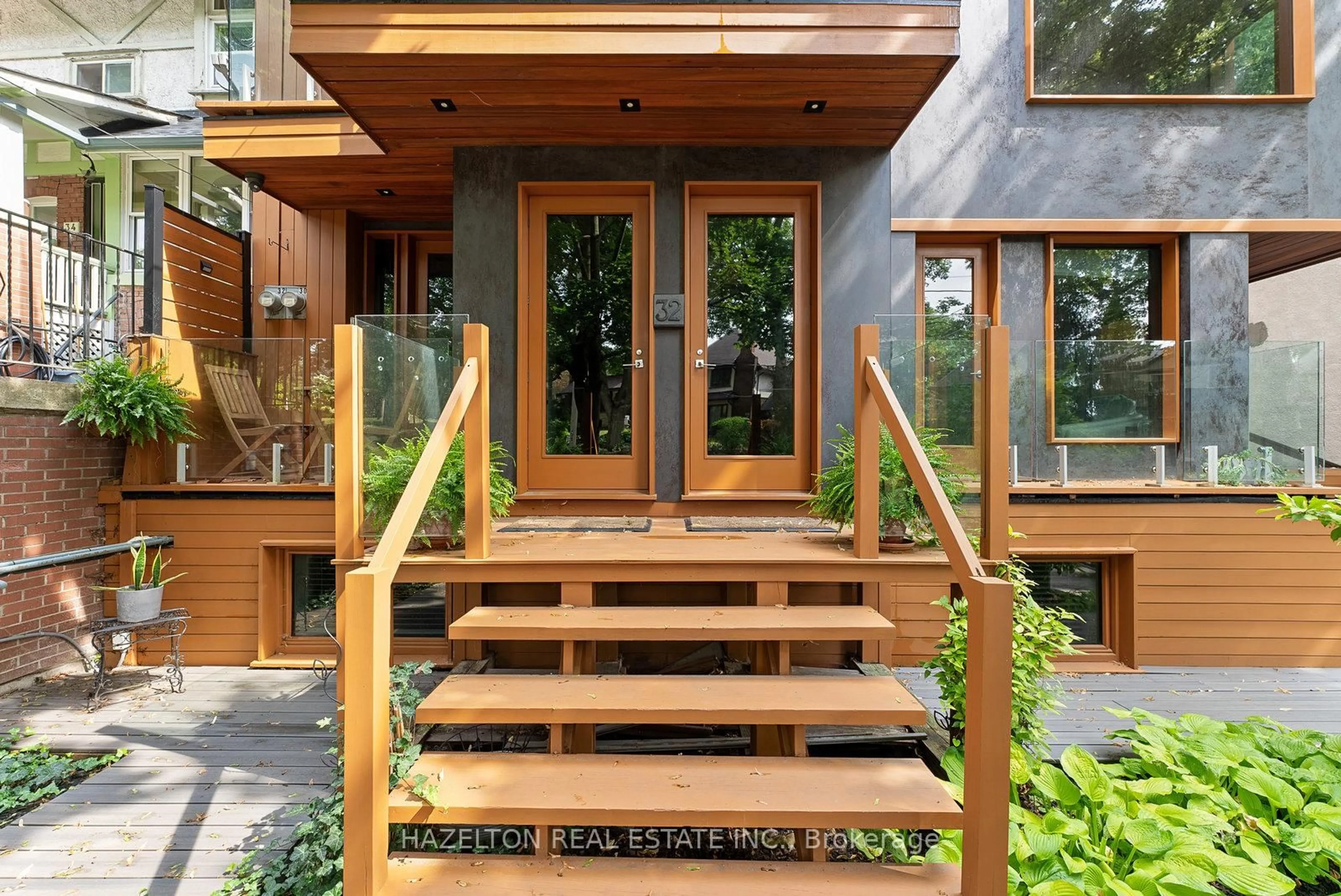 Indoor entryway for 32 Regal Rd, Toronto Ontario M6H 2J7