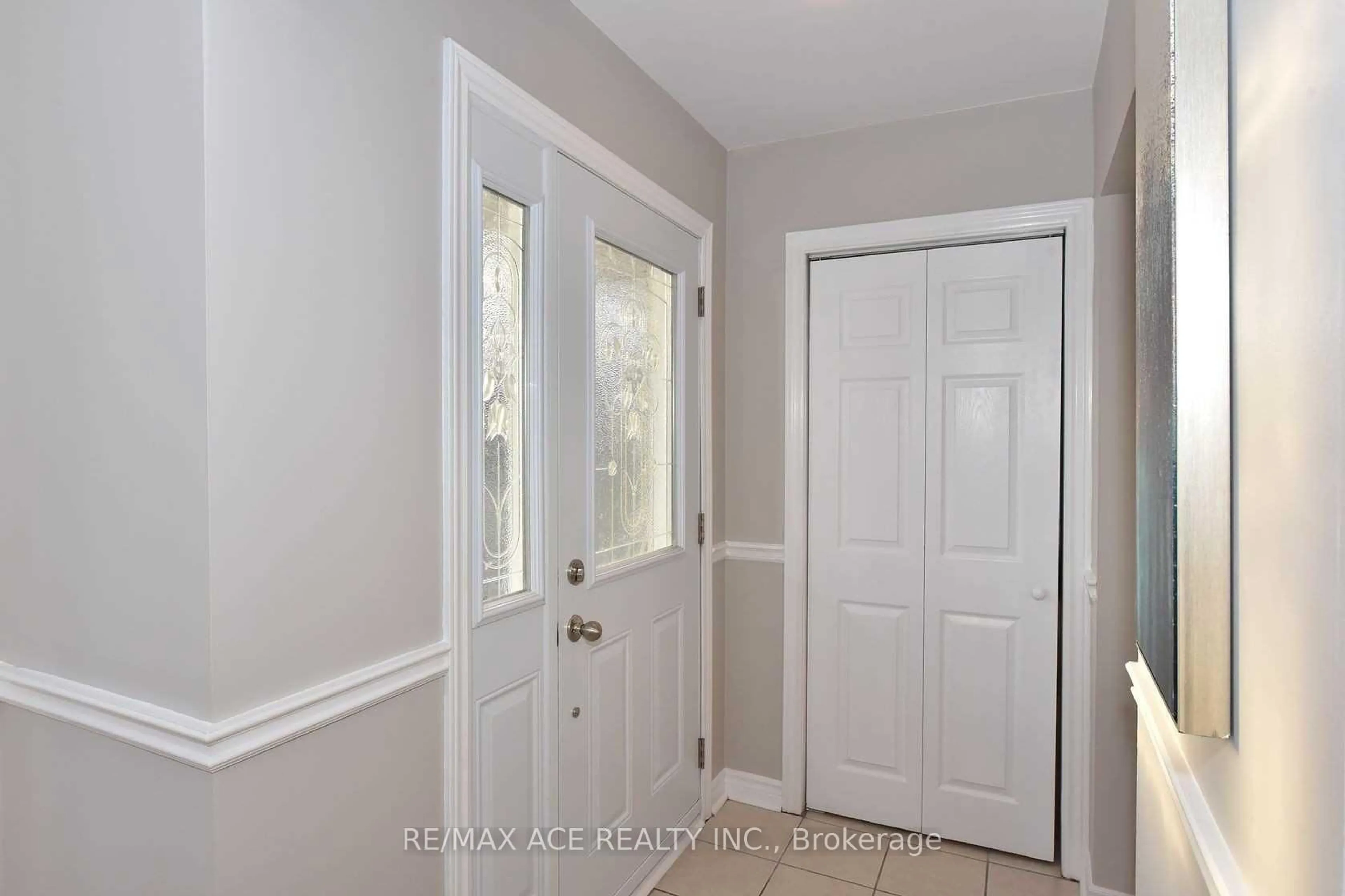 Indoor entryway for 1247 Playford Rd, Mississauga Ontario L5J 3V9