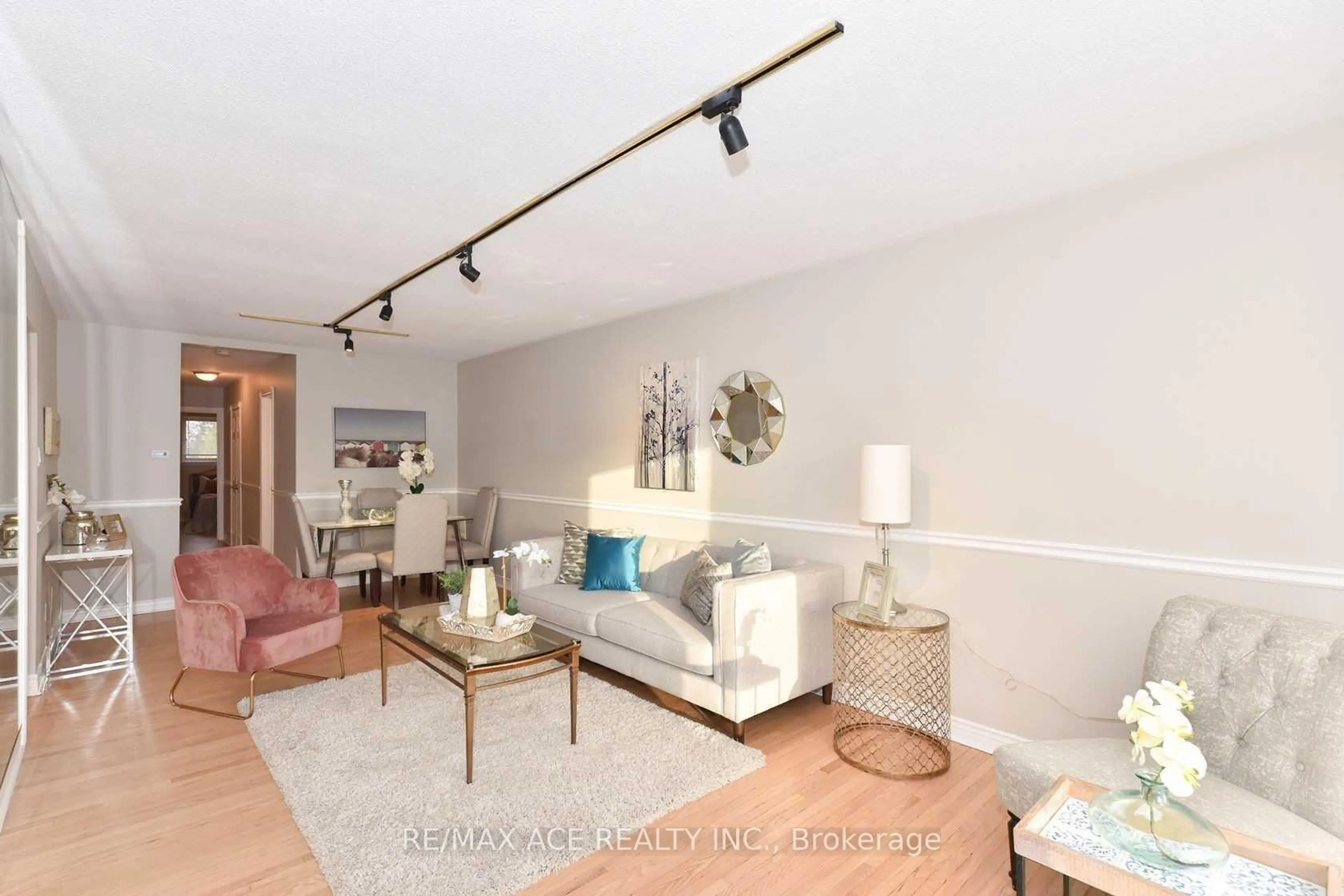 Living room with furniture, unknown for 1247 Playford Rd, Mississauga Ontario L5J 3V9