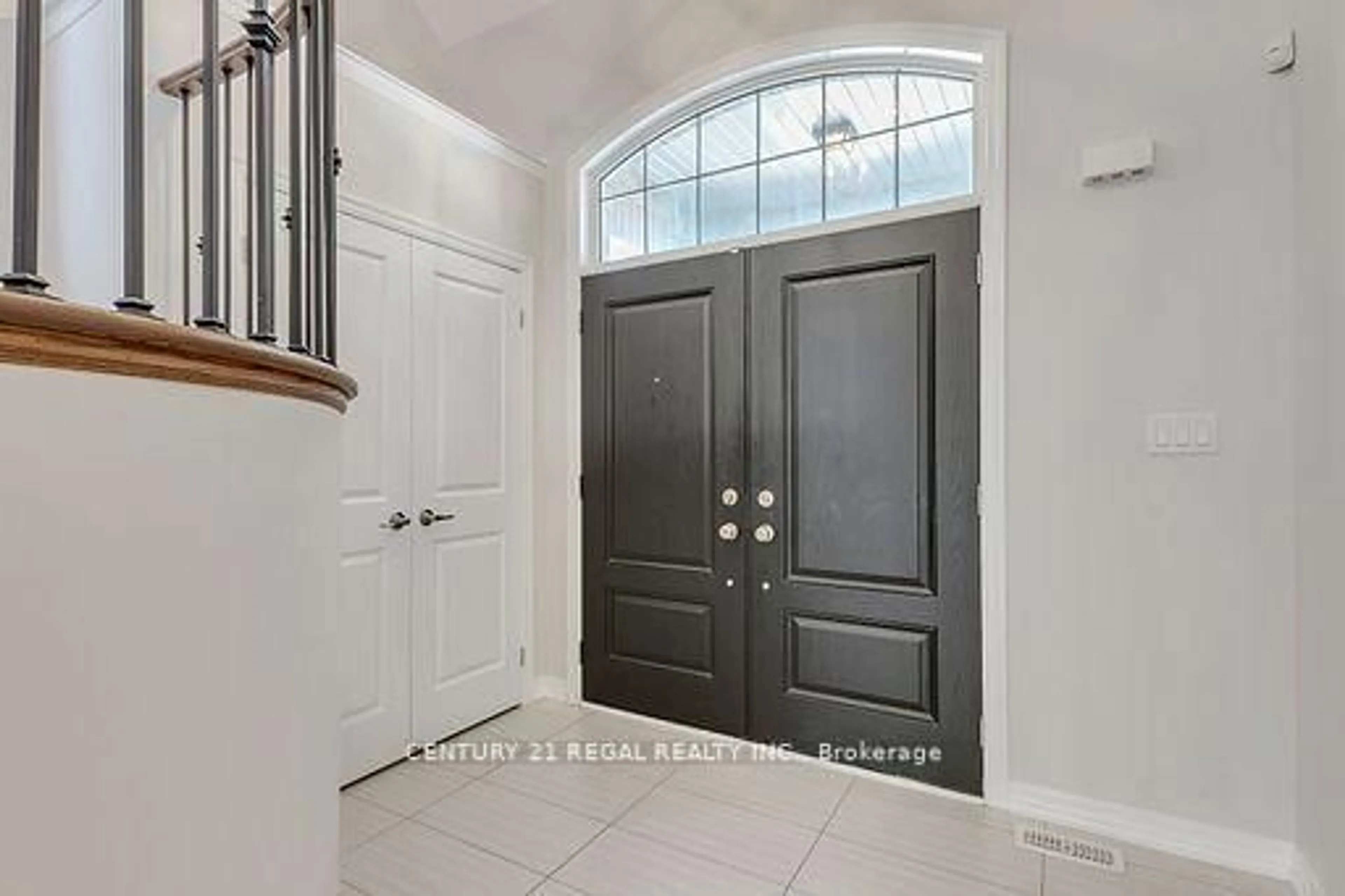 Indoor entryway for 140 Cherryhurst Rd, Oakville Ontario L6M 0W1