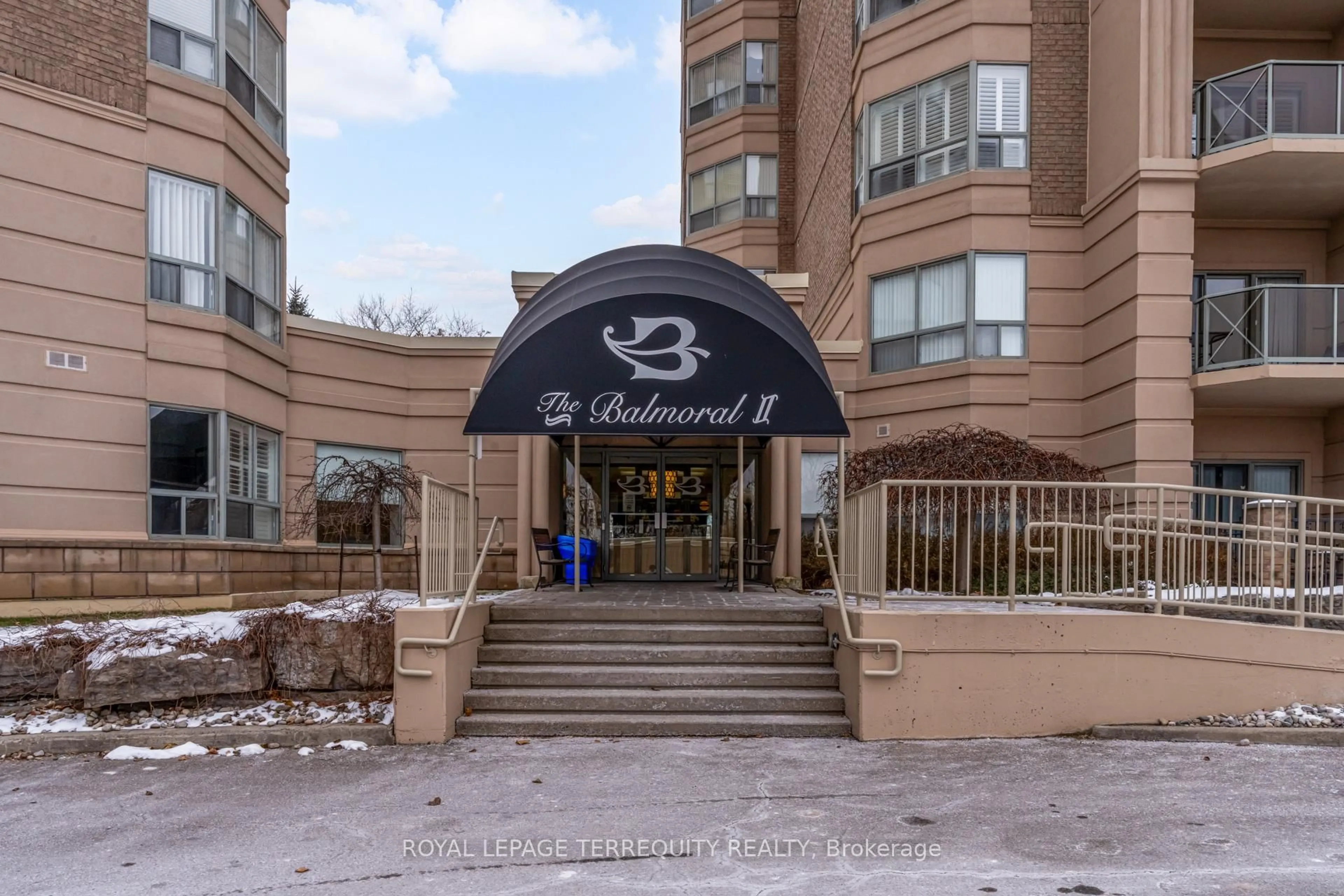 Indoor foyer for 2085 Amherst Heights Dr #212, Burlington Ontario L7P 5C2