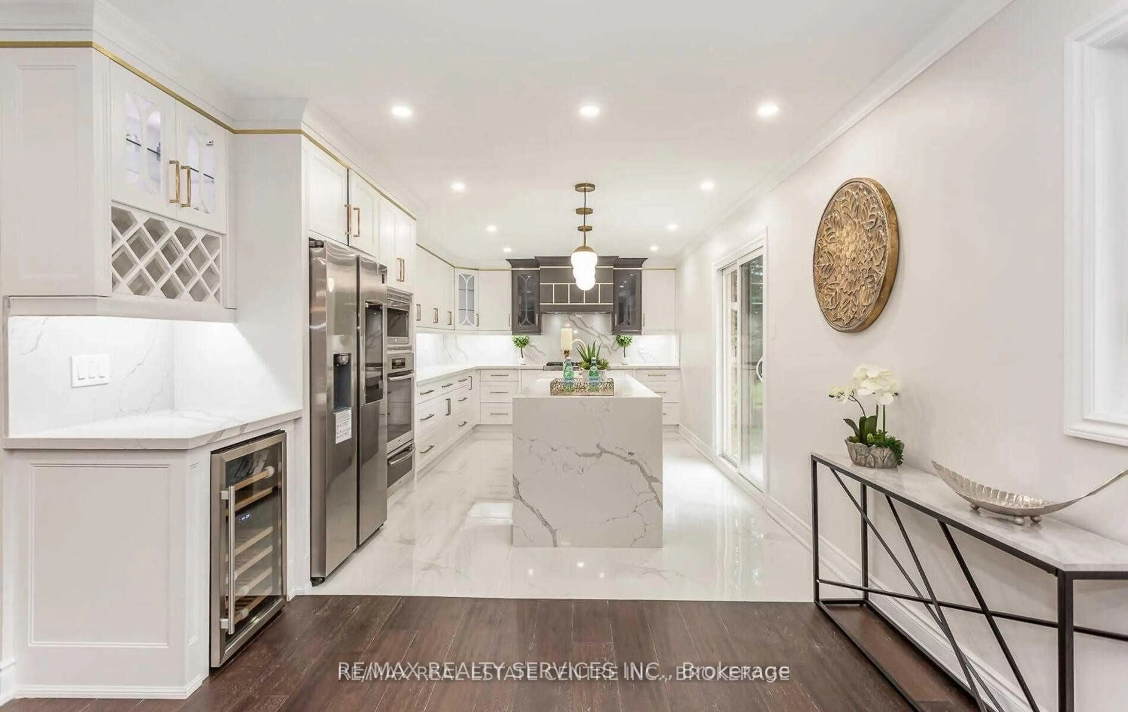 Contemporary kitchen, ceramic/tile floor for 4 Blue Horizon Crt, Caledon Ontario L7K 0V1