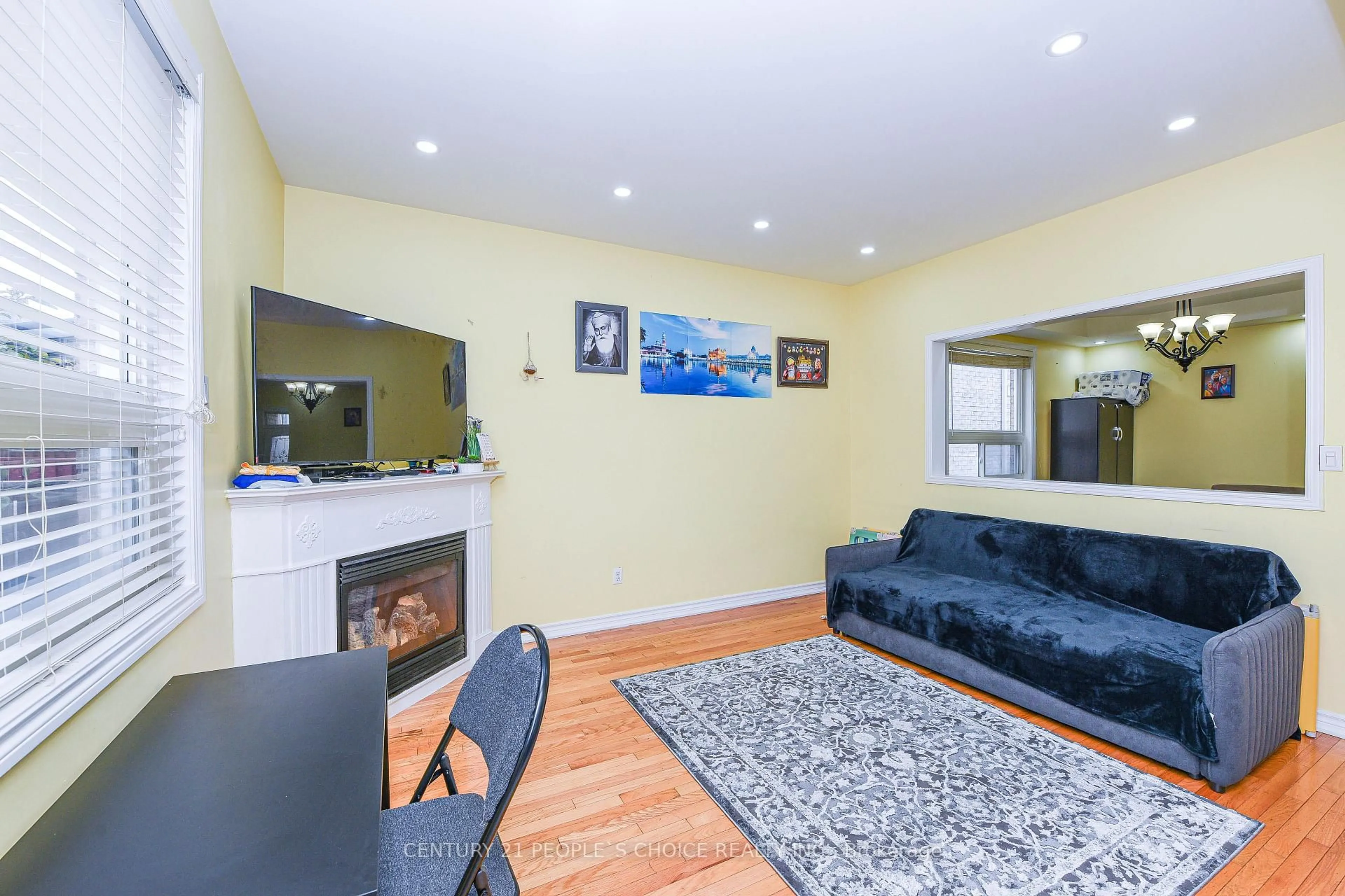 Living room with furniture, wood/laminate floor for 50 Severin St, Brampton Ontario L6R 0P3