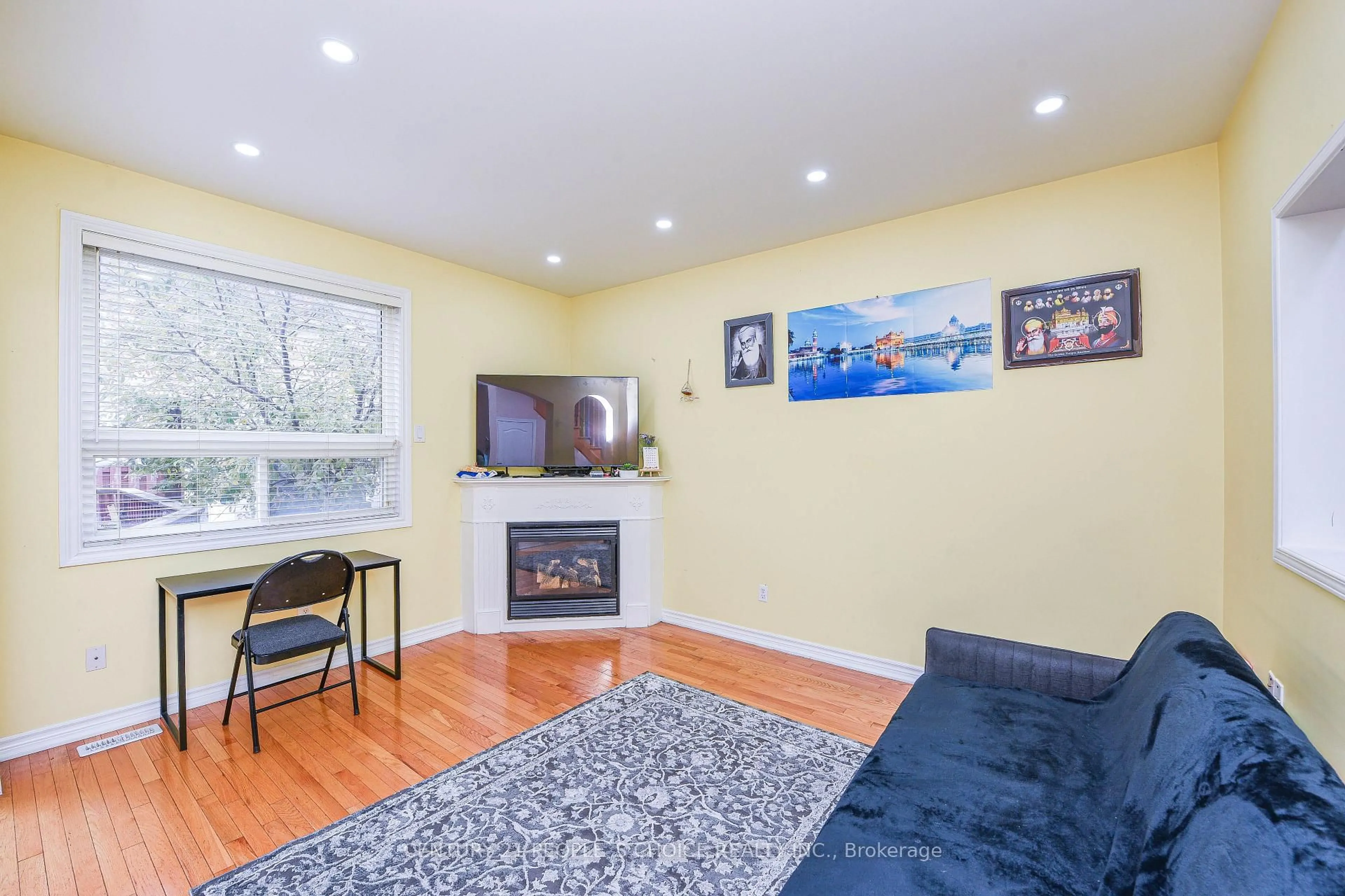 Living room with furniture, wood/laminate floor for 50 Severin St, Brampton Ontario L6R 0P3