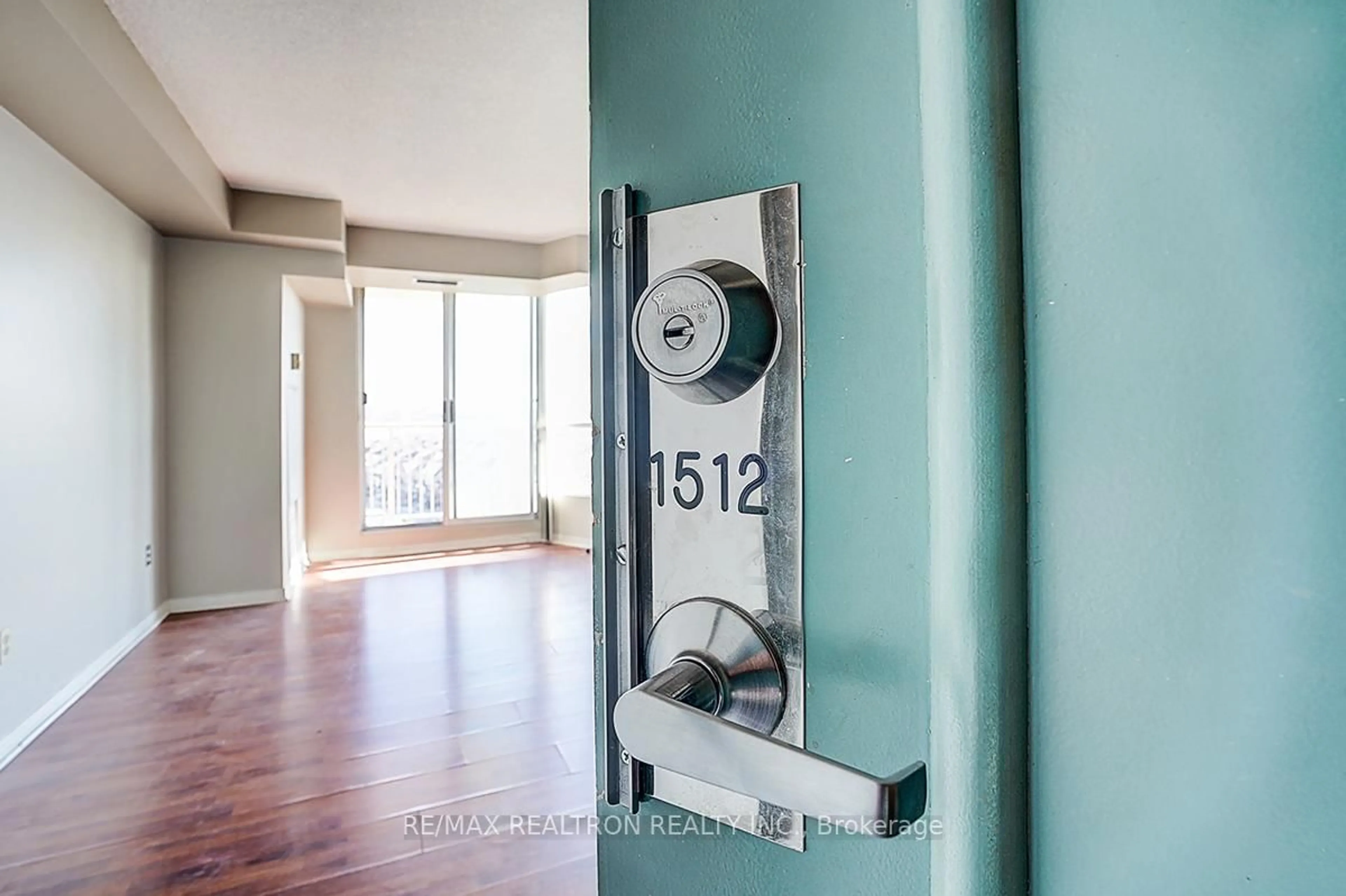 Indoor entryway for 3077 Weston Rd #1512, Toronto Ontario M9M 3A1