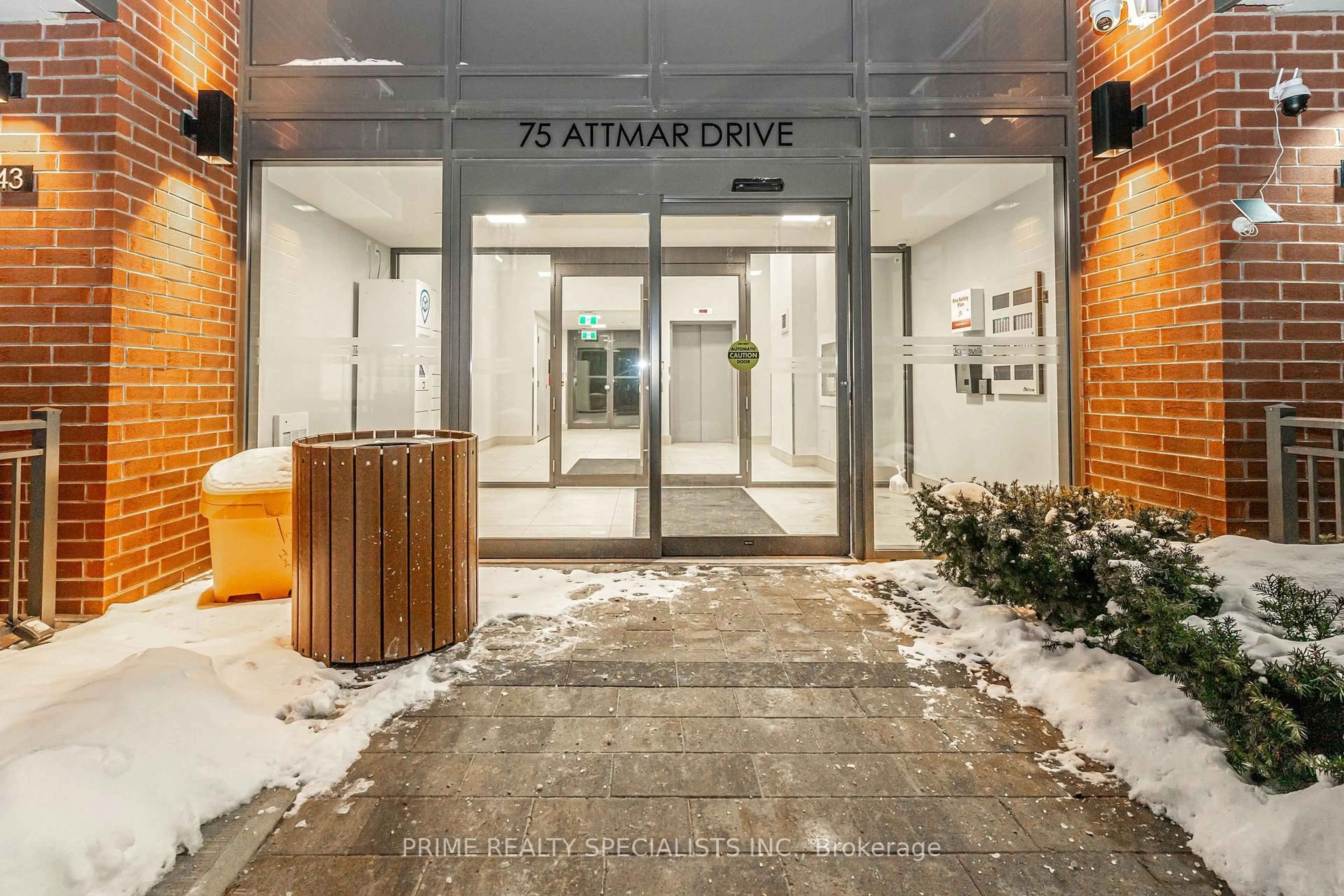 Indoor foyer for 75 Attmar Dr #342, Brampton Ontario L6P 0Y6