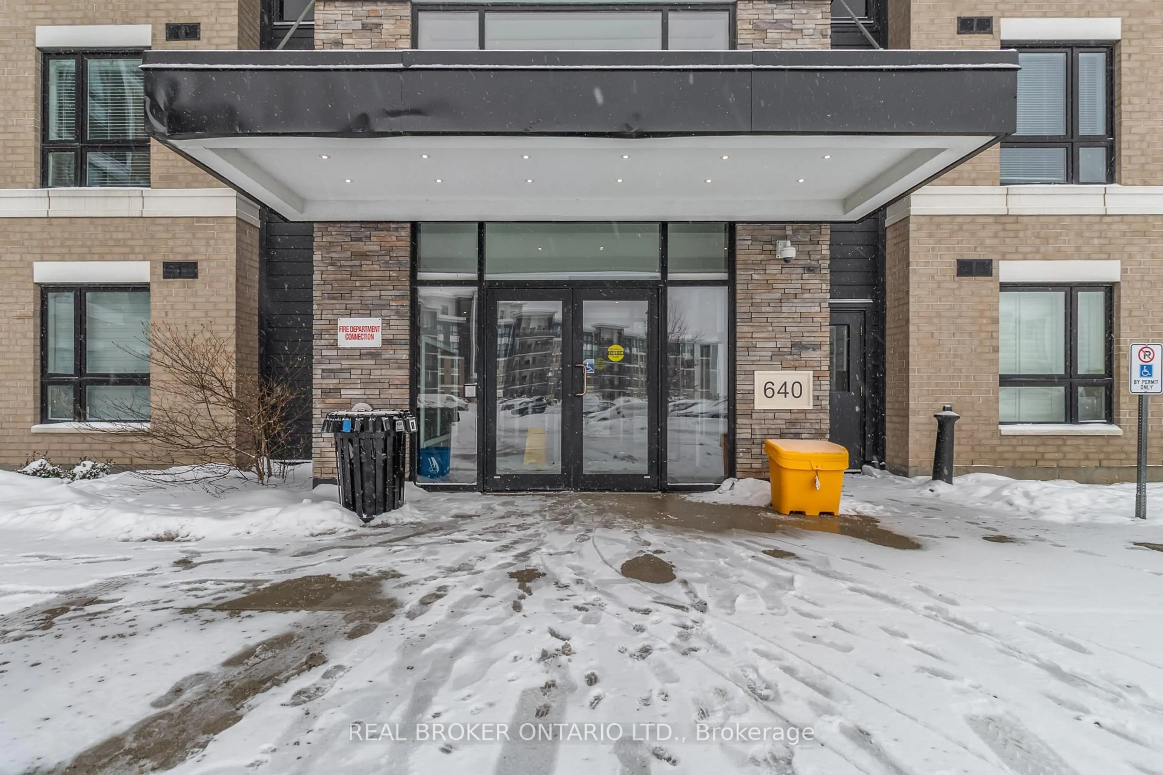Indoor foyer for 640 Sauve St #421, Milton Ontario L9T 7E3