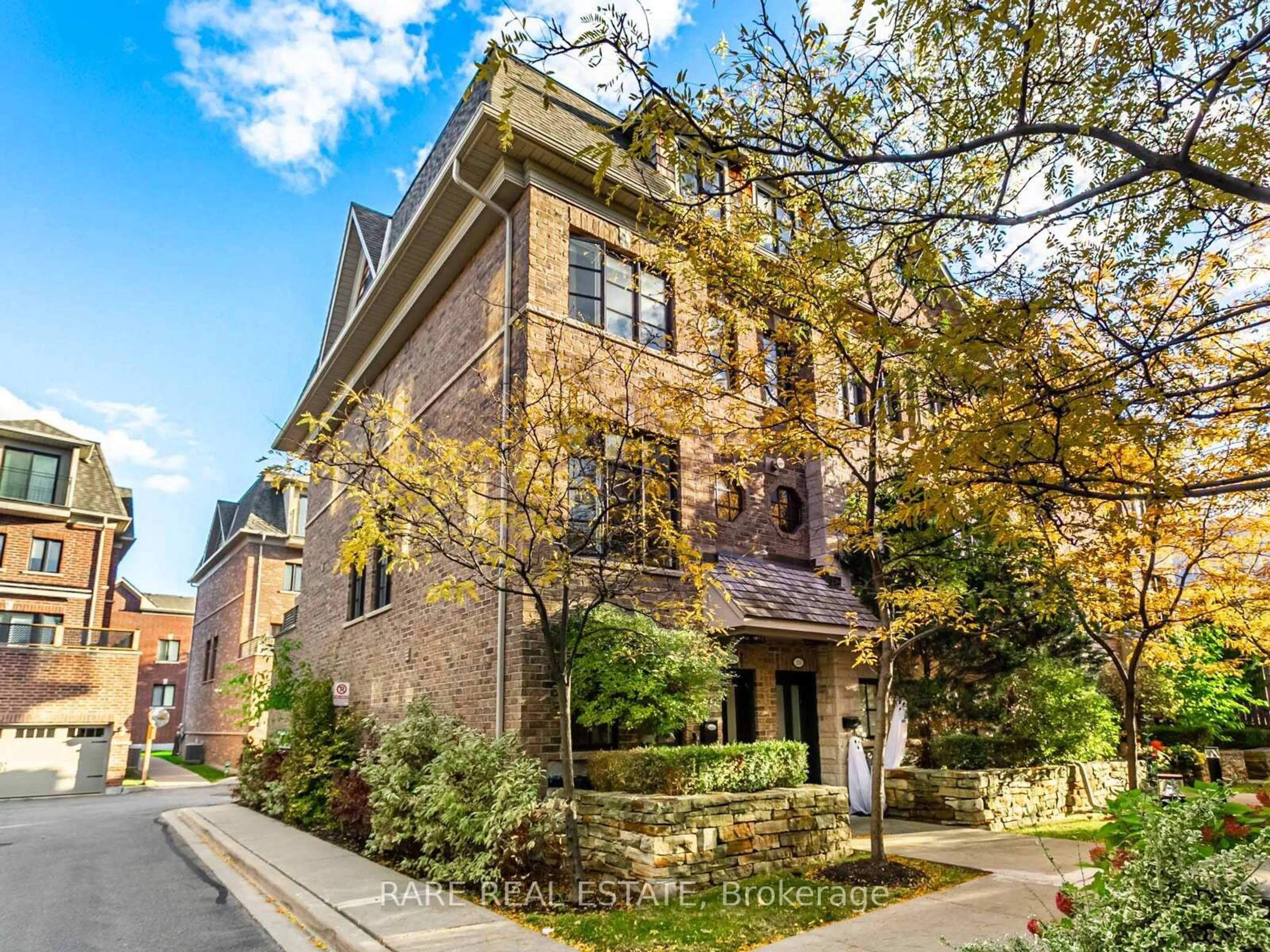 Home with brick exterior material, street for 1812 Burnhamthorpe Rd #114, Mississauga Ontario L4X 0A3