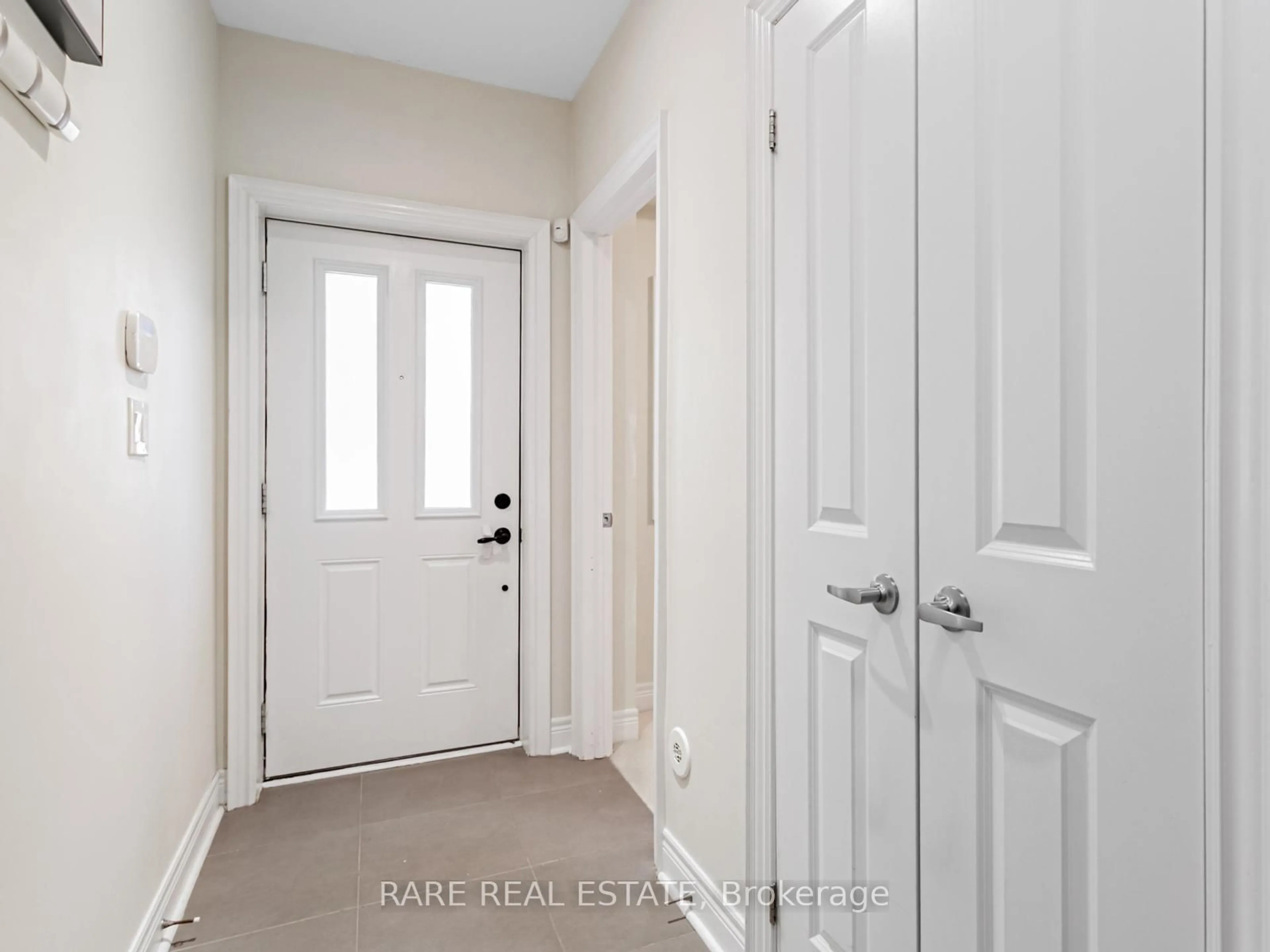 Indoor entryway for 1812 Burnhamthorpe Rd #114, Mississauga Ontario L4X 0A3