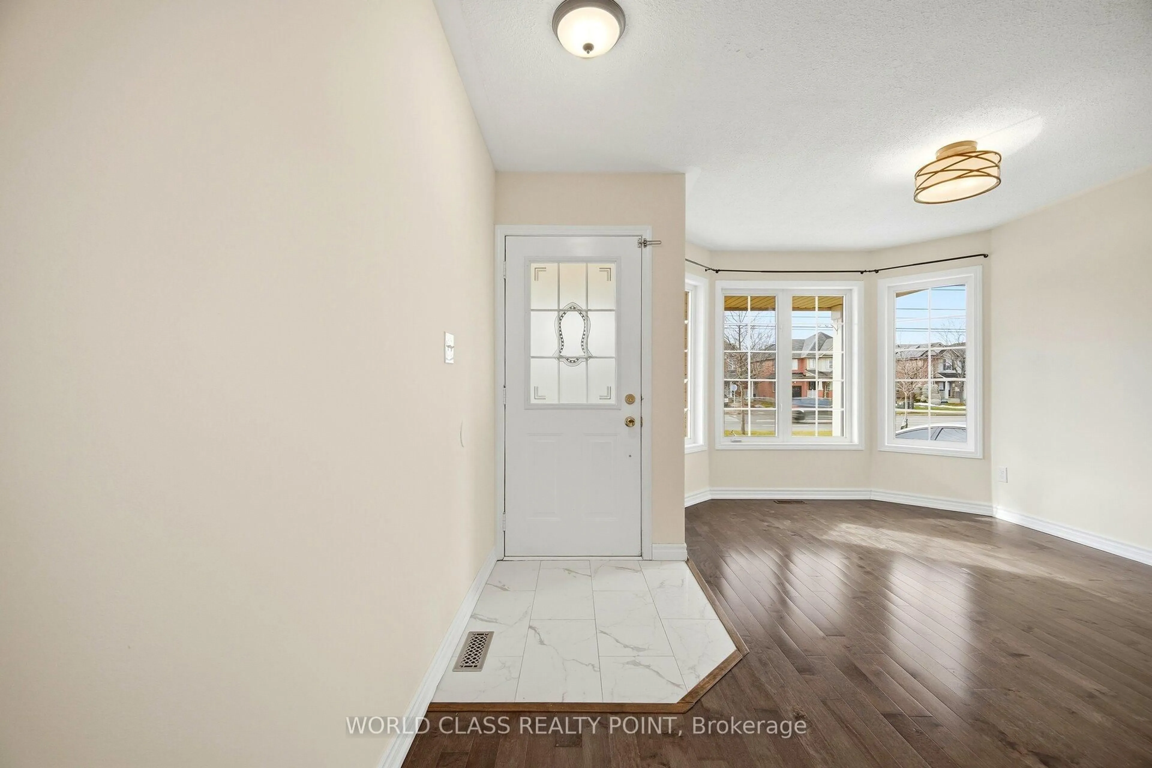 Indoor entryway for 727 Thompson Rd, Milton Ontario L9T 5W8