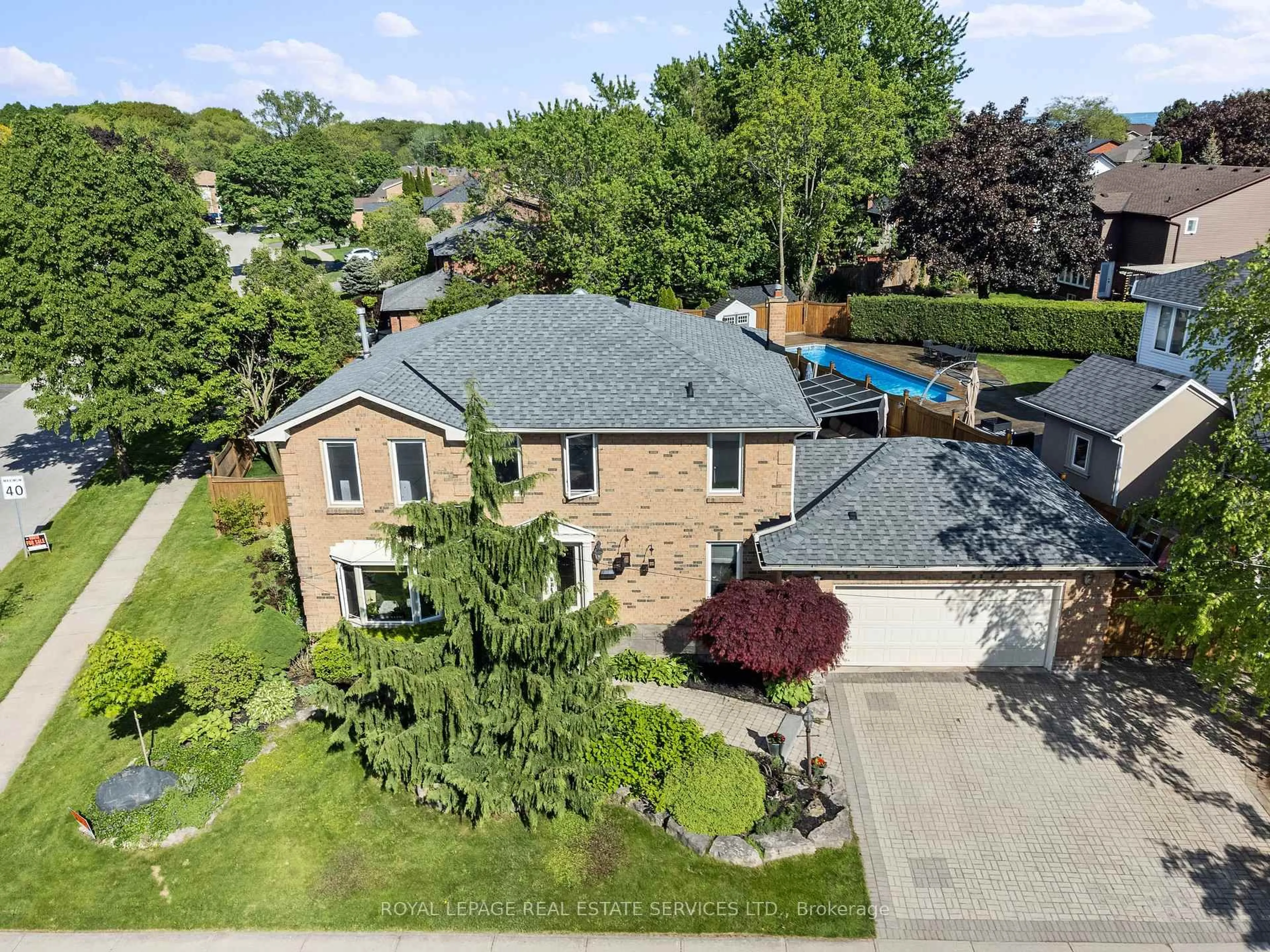 A pic from outside/outdoor area/front of a property/back of a property/a pic from drone, street for 2131 Upland Dr, Burlington Ontario L7M 2Y7