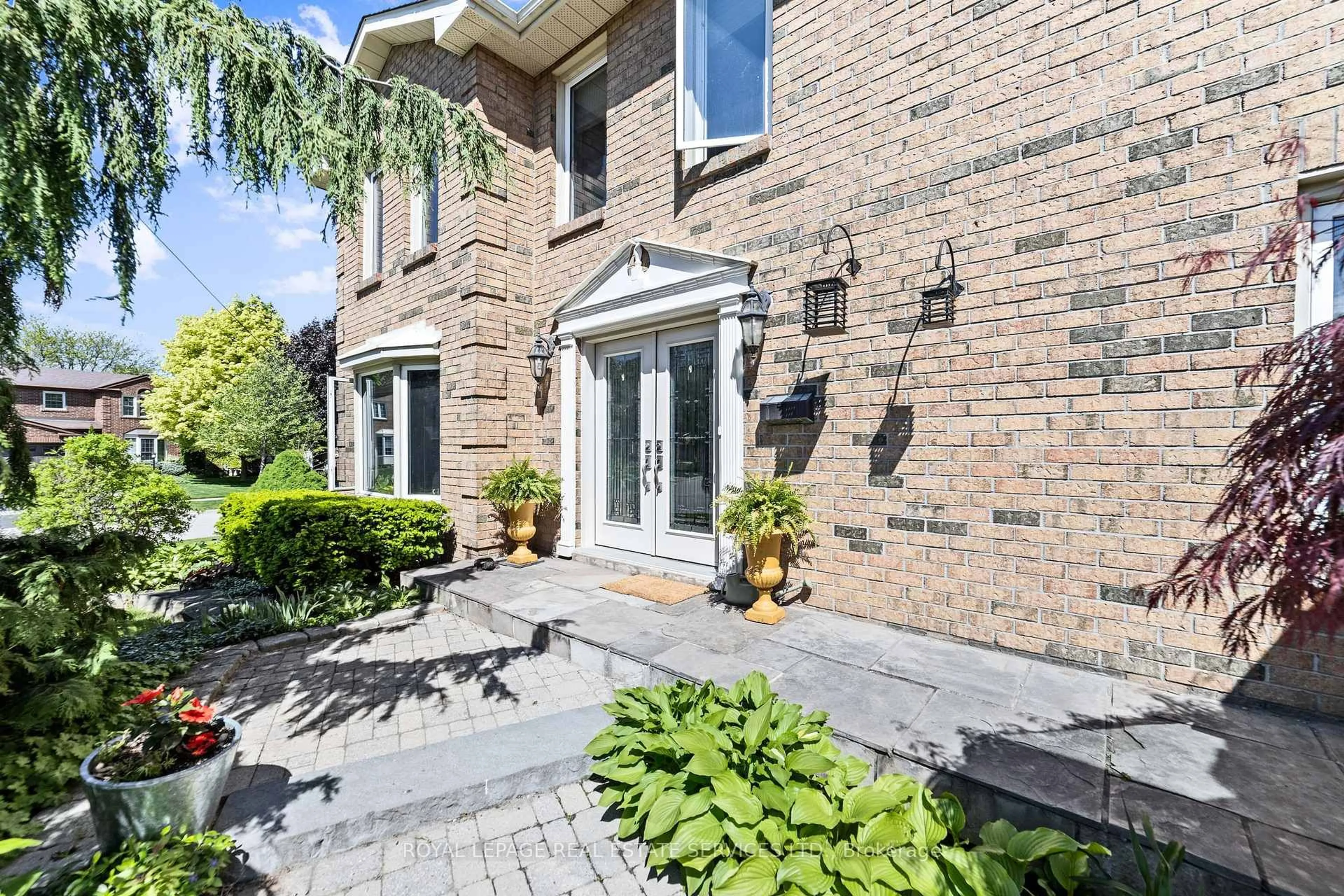 Home with brick exterior material, street for 2131 Upland Dr, Burlington Ontario L7M 2Y7