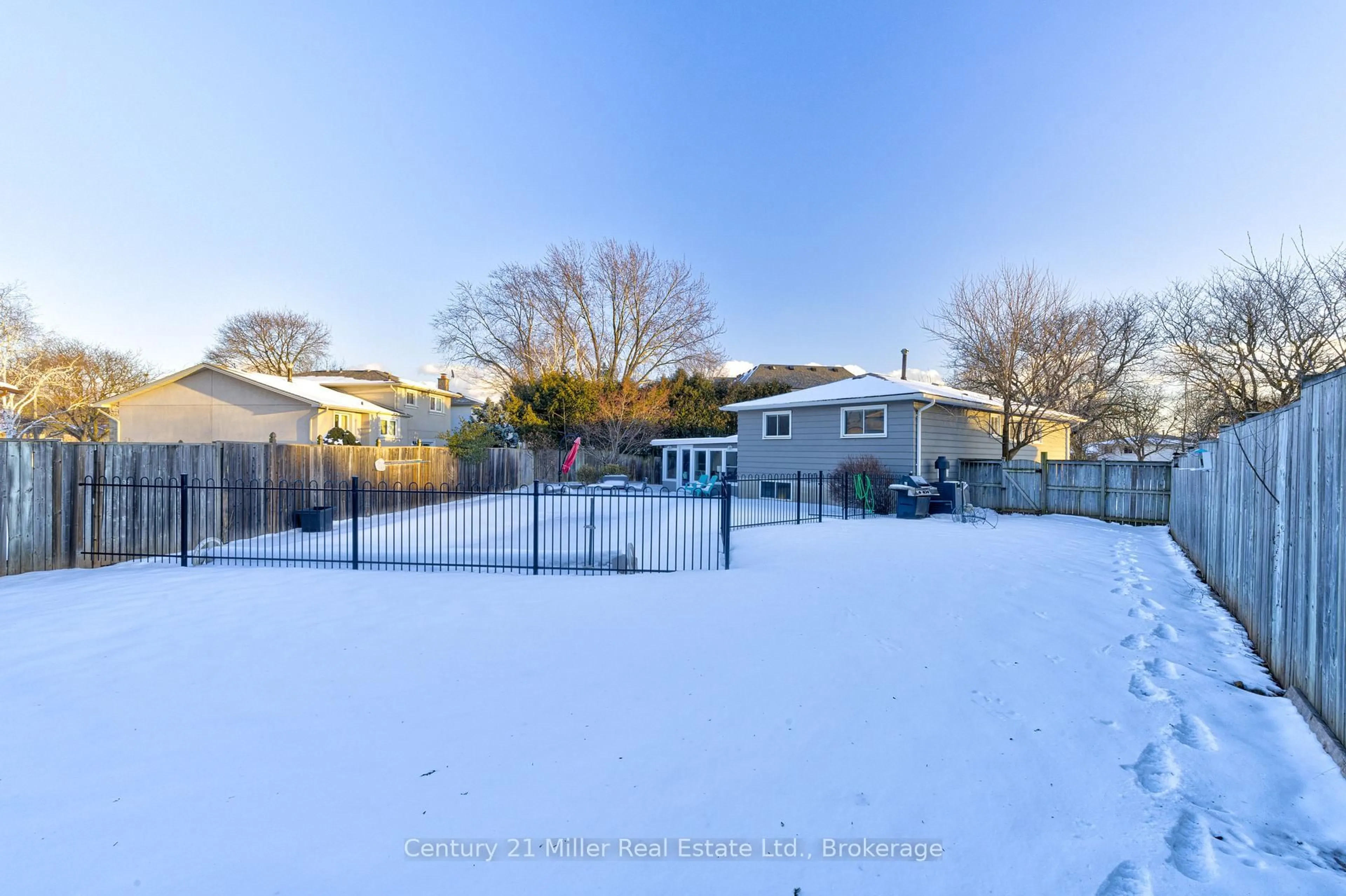 A pic from outside/outdoor area/front of a property/back of a property/a pic from drone, street for 2225 Wyandotte Dr, Oakville Ontario L6L 2T4