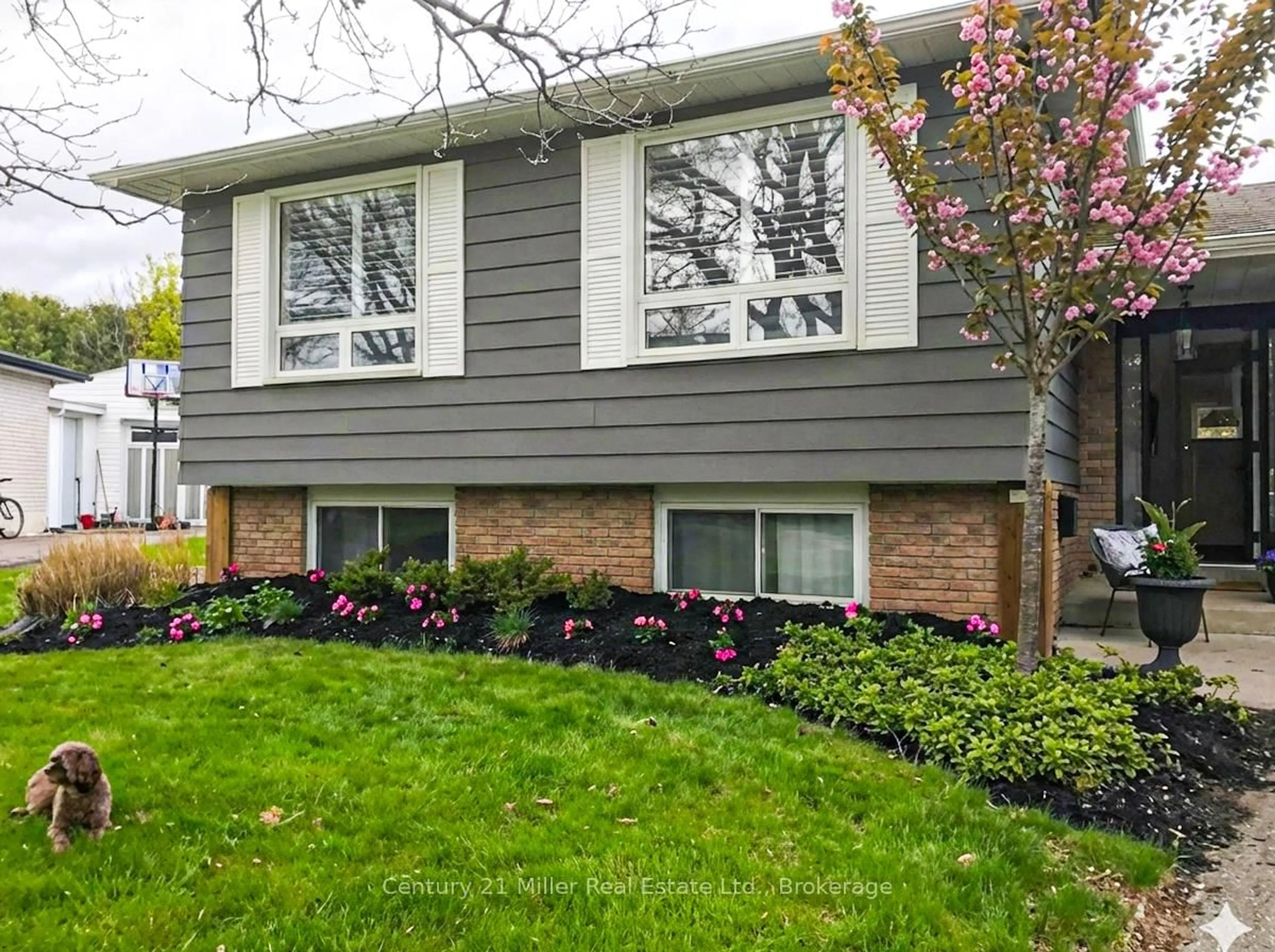 Home with vinyl exterior material, street for 2225 Wyandotte Dr, Oakville Ontario L6L 2T4