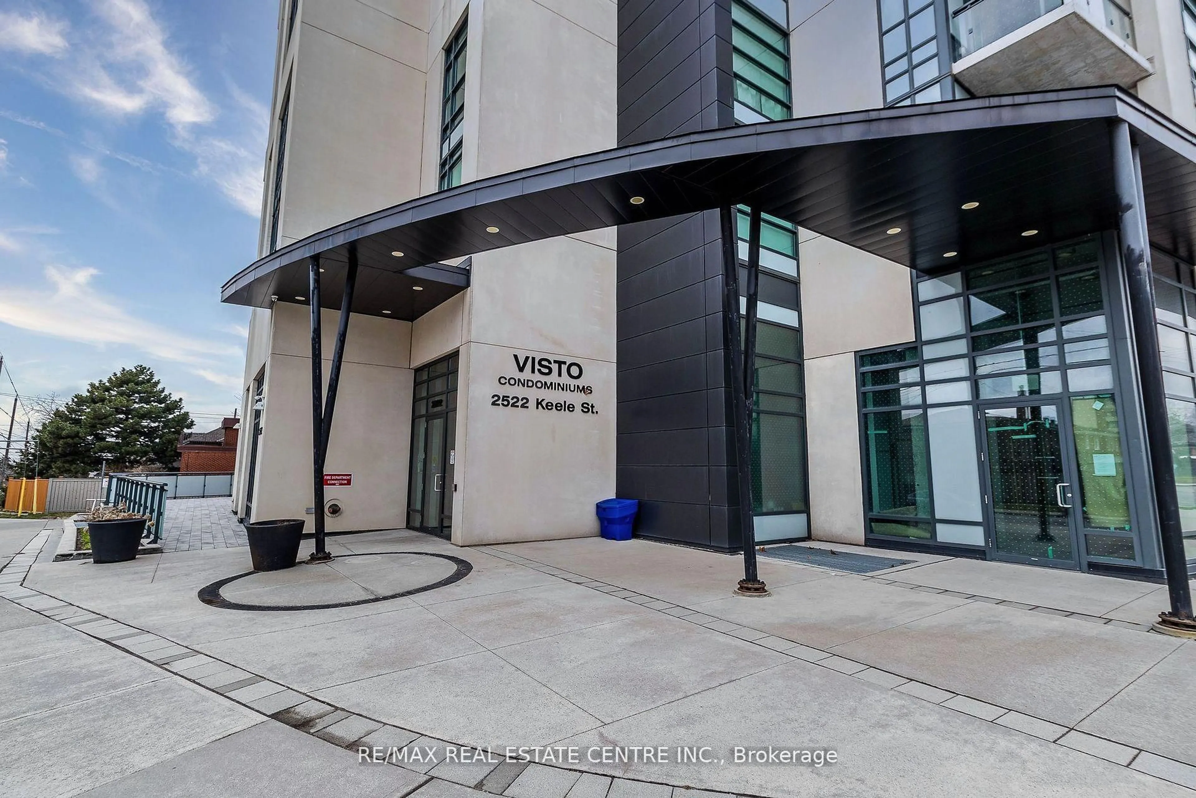 Patio, building for 2522 Keele St #214, Toronto Ontario M6L 0A2