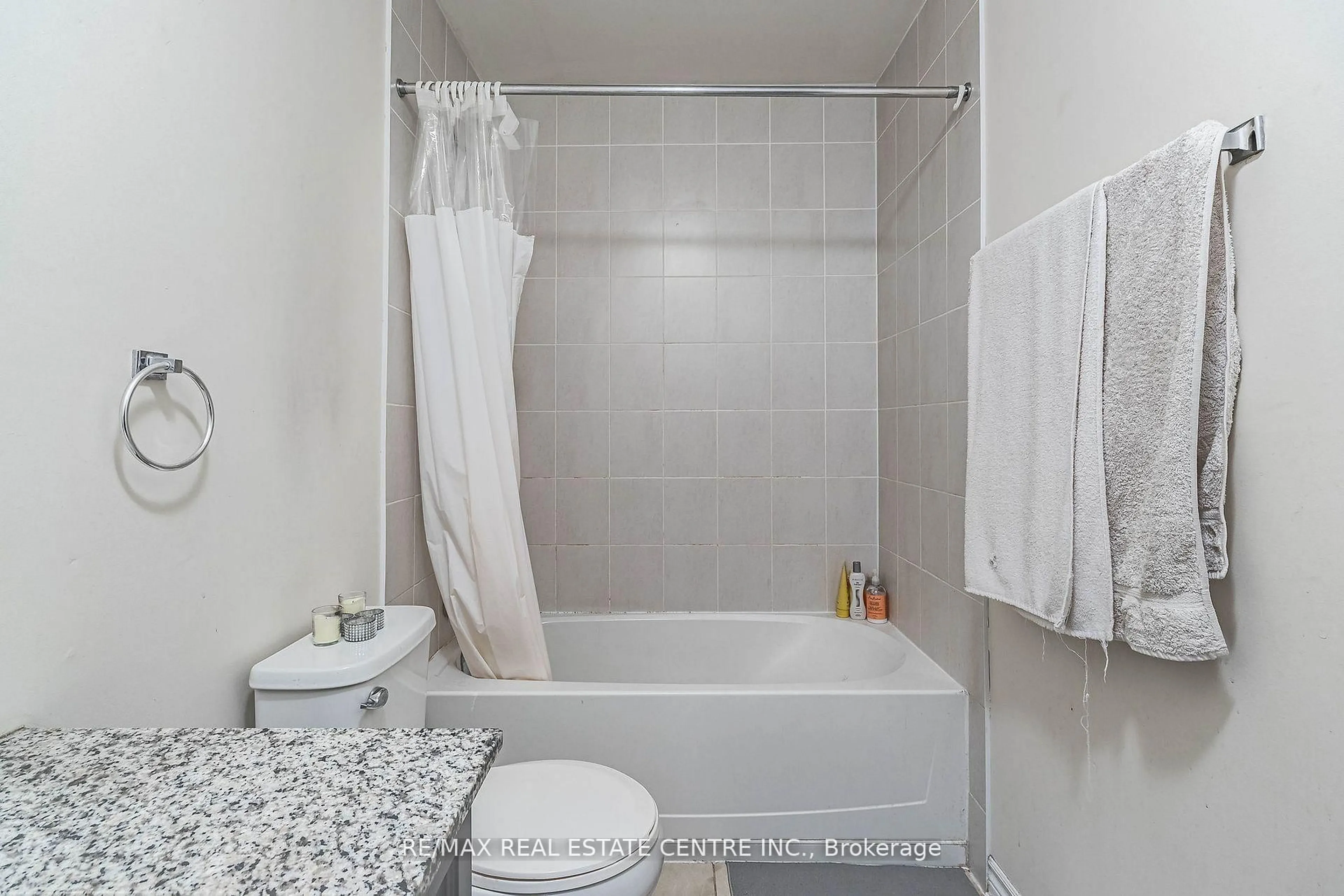 Standard bathroom, ceramic/tile floor for 2522 Keele St #214, Toronto Ontario M6L 0A2