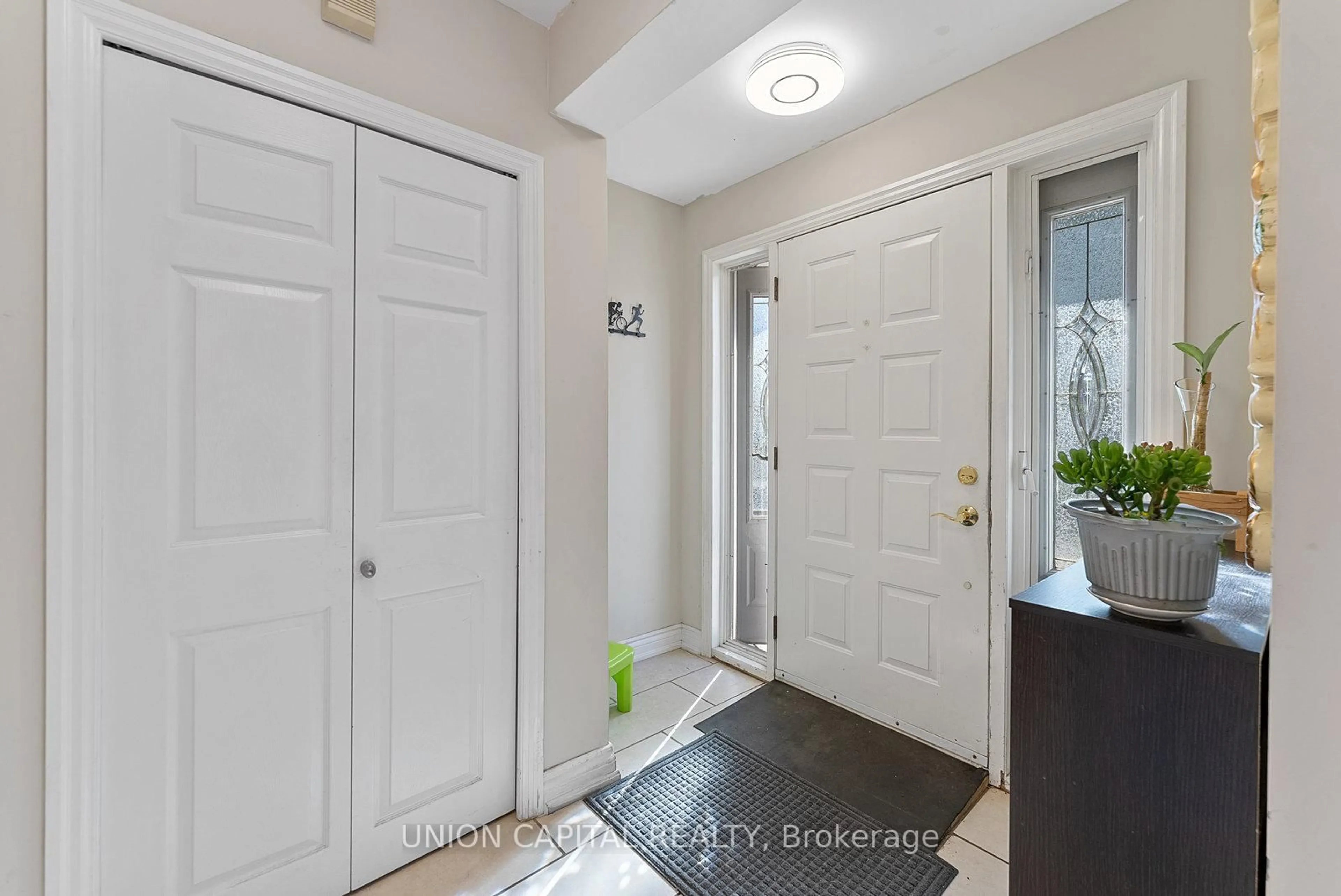 Indoor entryway for 37 Callowhill Dr, Toronto Ontario M9R 3L3