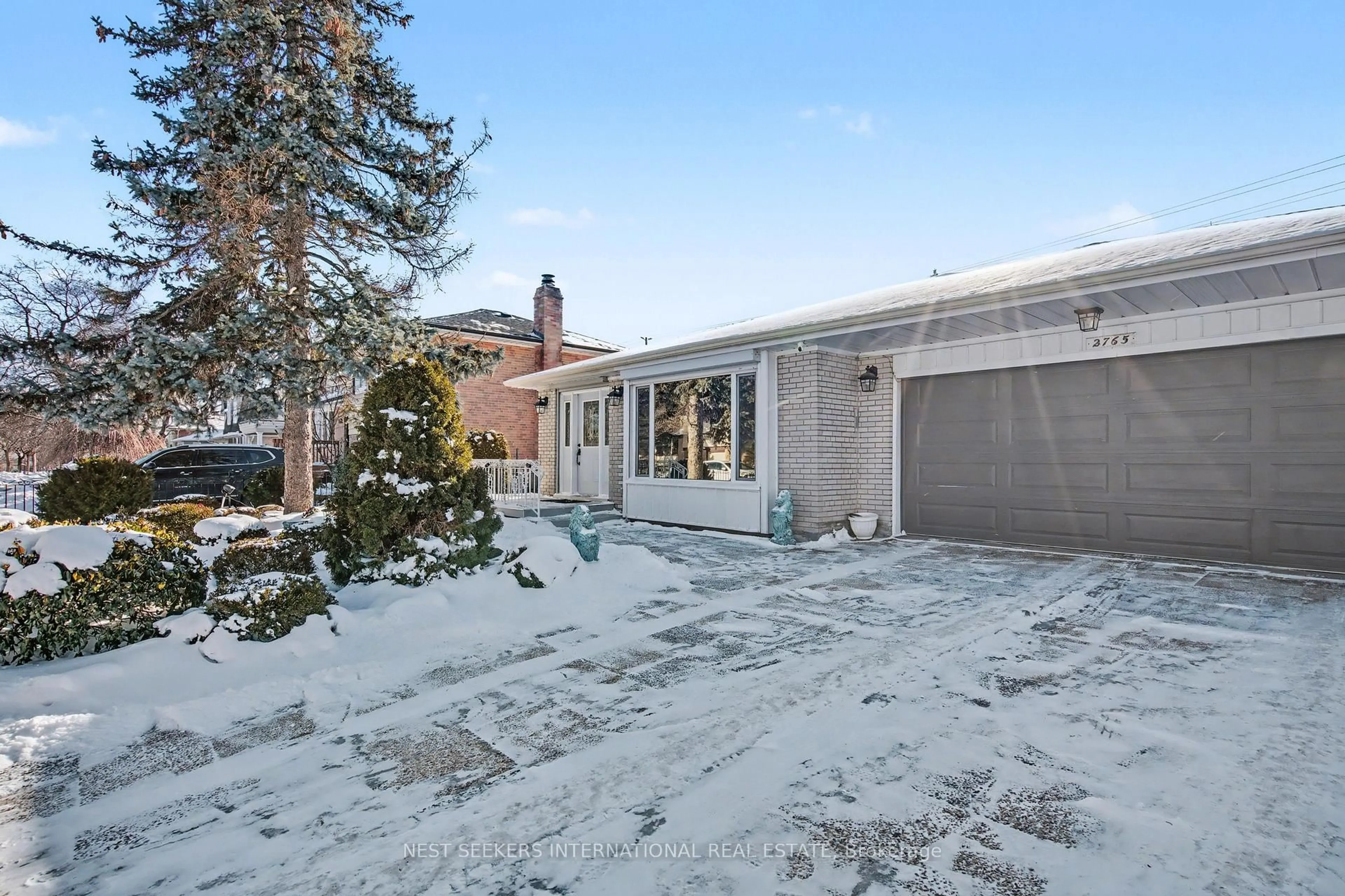 A pic from outside/outdoor area/front of a property/back of a property/a pic from drone, street for 2765 Bushland Cres, Mississauga Ontario L5J 1X8