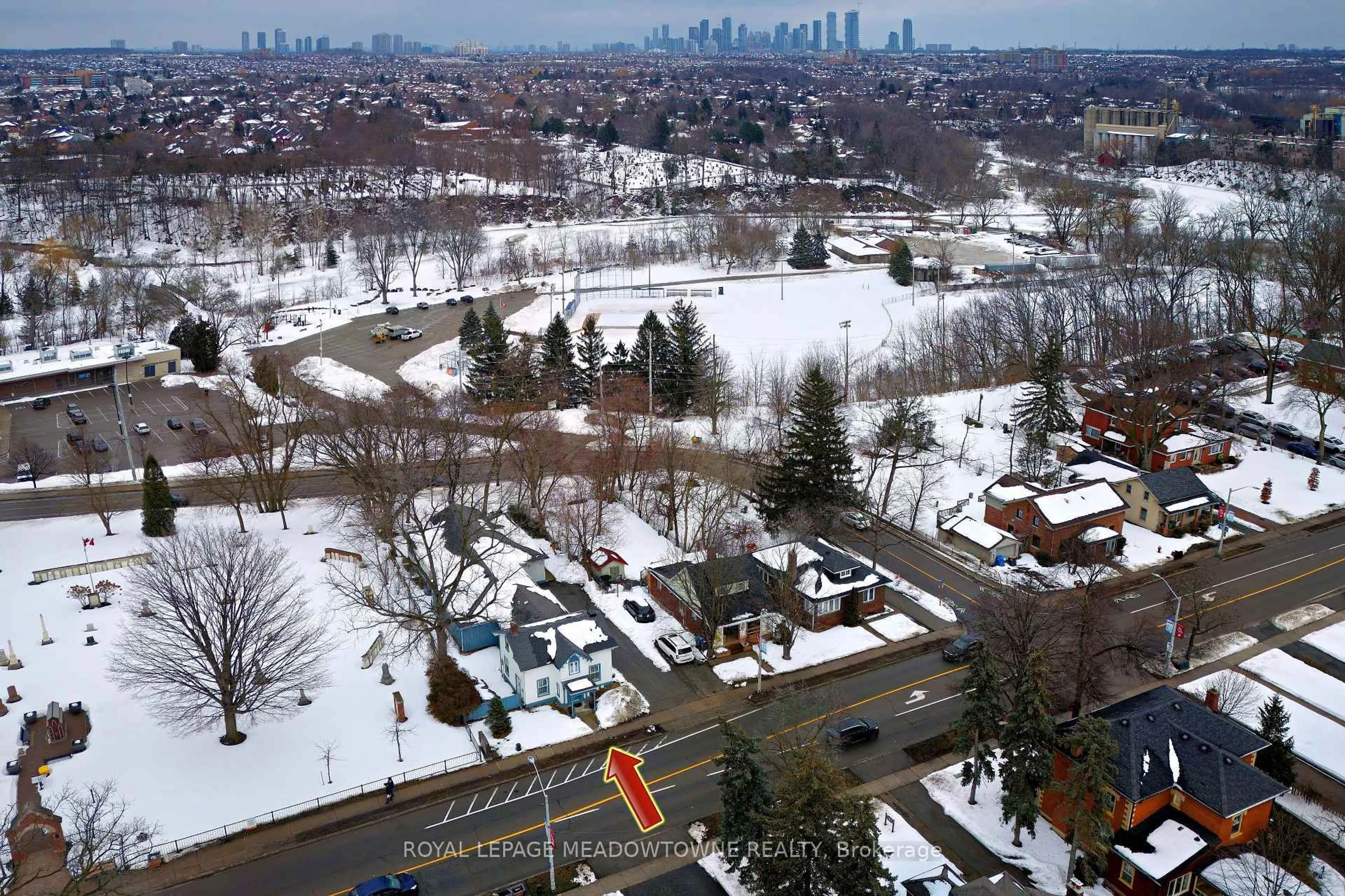 A pic from outside/outdoor area/front of a property/back of a property/a pic from drone, street for 307 Queen St, Mississauga Ontario L5M 1L9