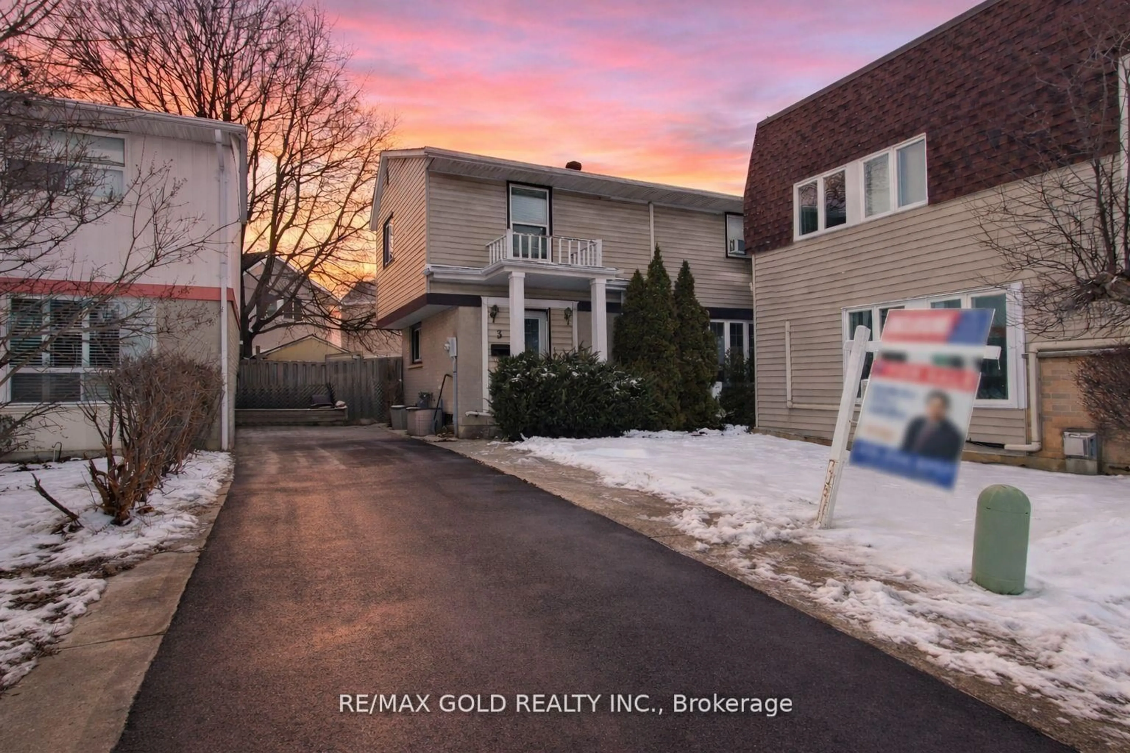 A pic from outside/outdoor area/front of a property/back of a property/a pic from drone, street for 3 Hemlark Crt, Brampton Ontario L6S 2B7