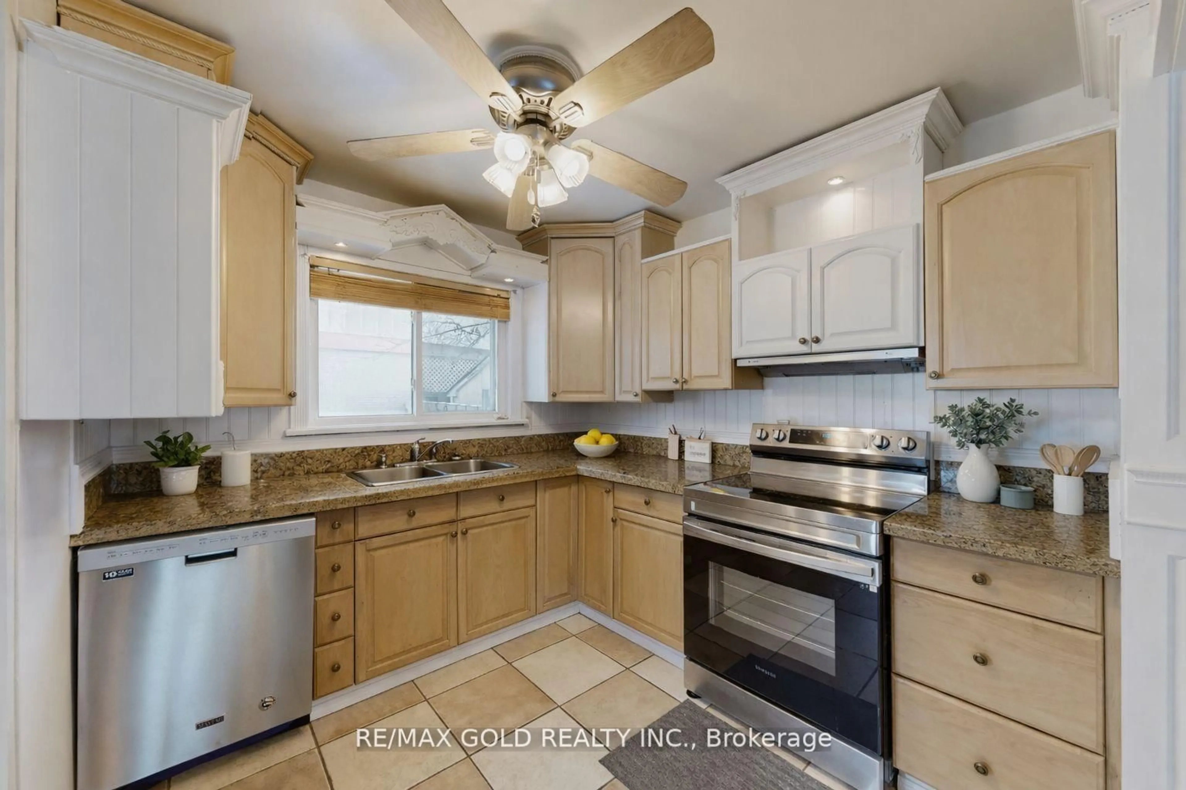 Open concept kitchen, ceramic/tile floor for 3 Hemlark Crt, Brampton Ontario L6S 2B7