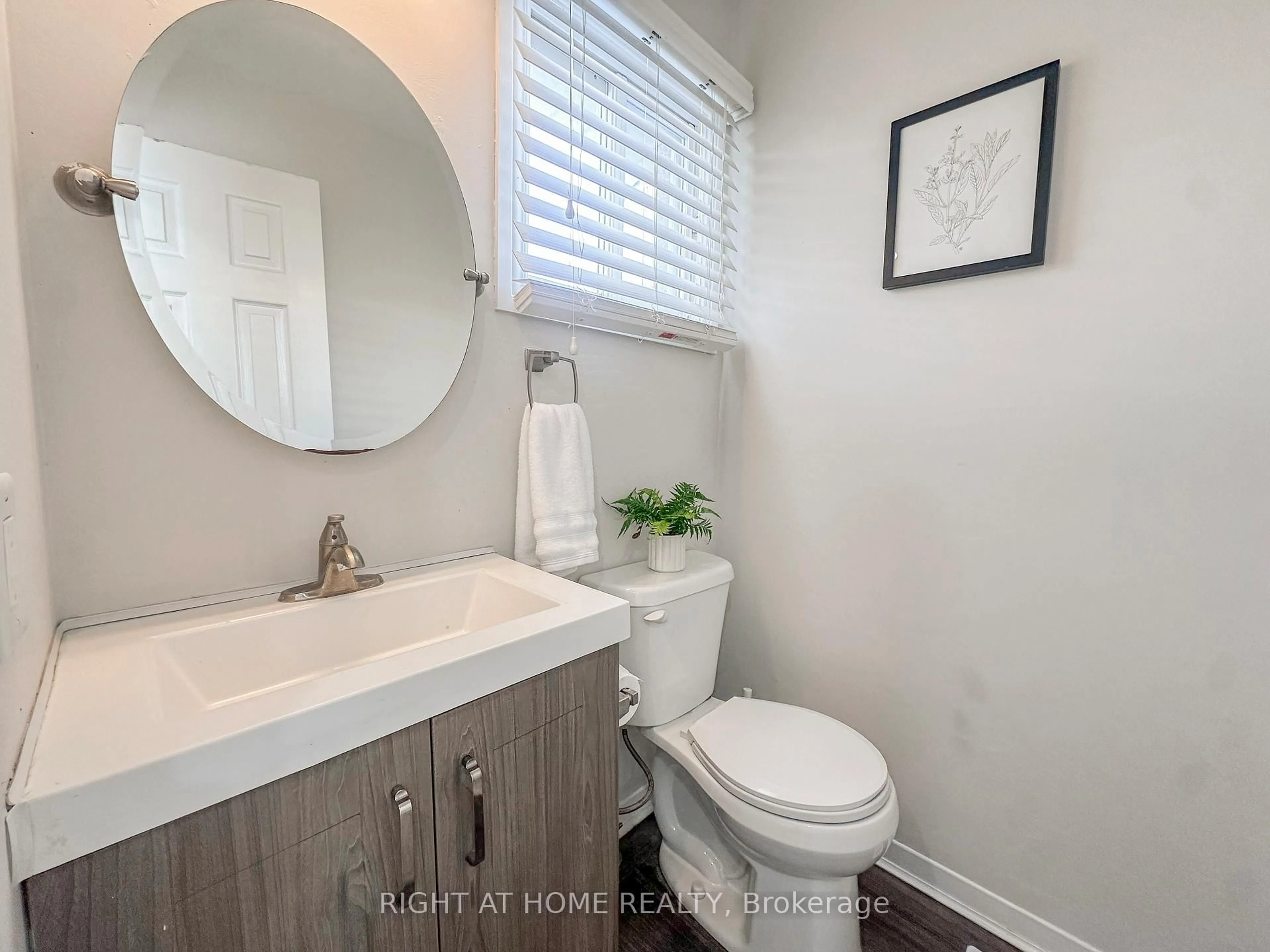 Standard bathroom, ceramic/tile floor for 561 Childs Dr #24, Milton Ontario L9T 3Z1