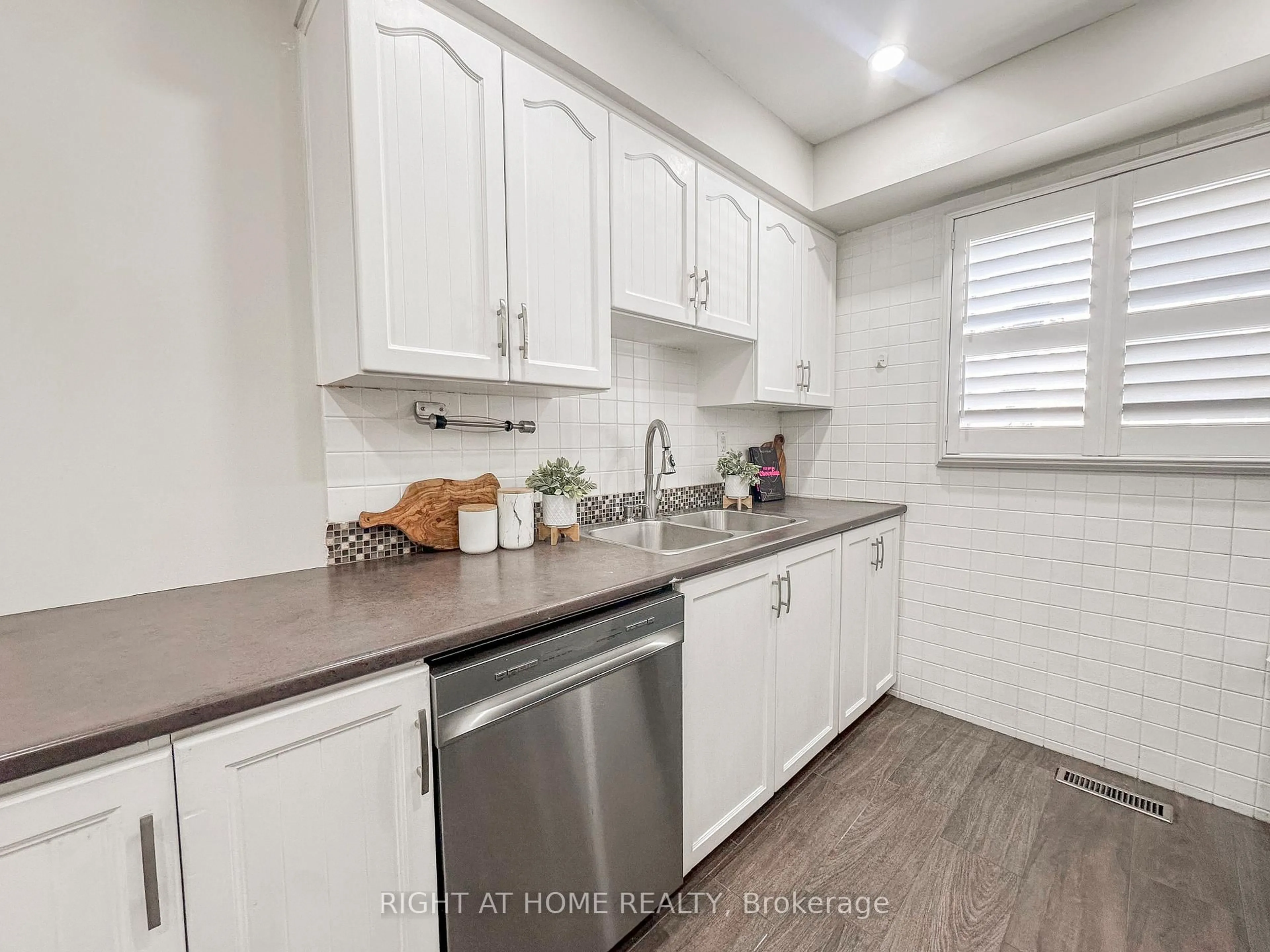 Standard kitchen, unknown for 561 Childs Dr #24, Milton Ontario L9T 3Z1