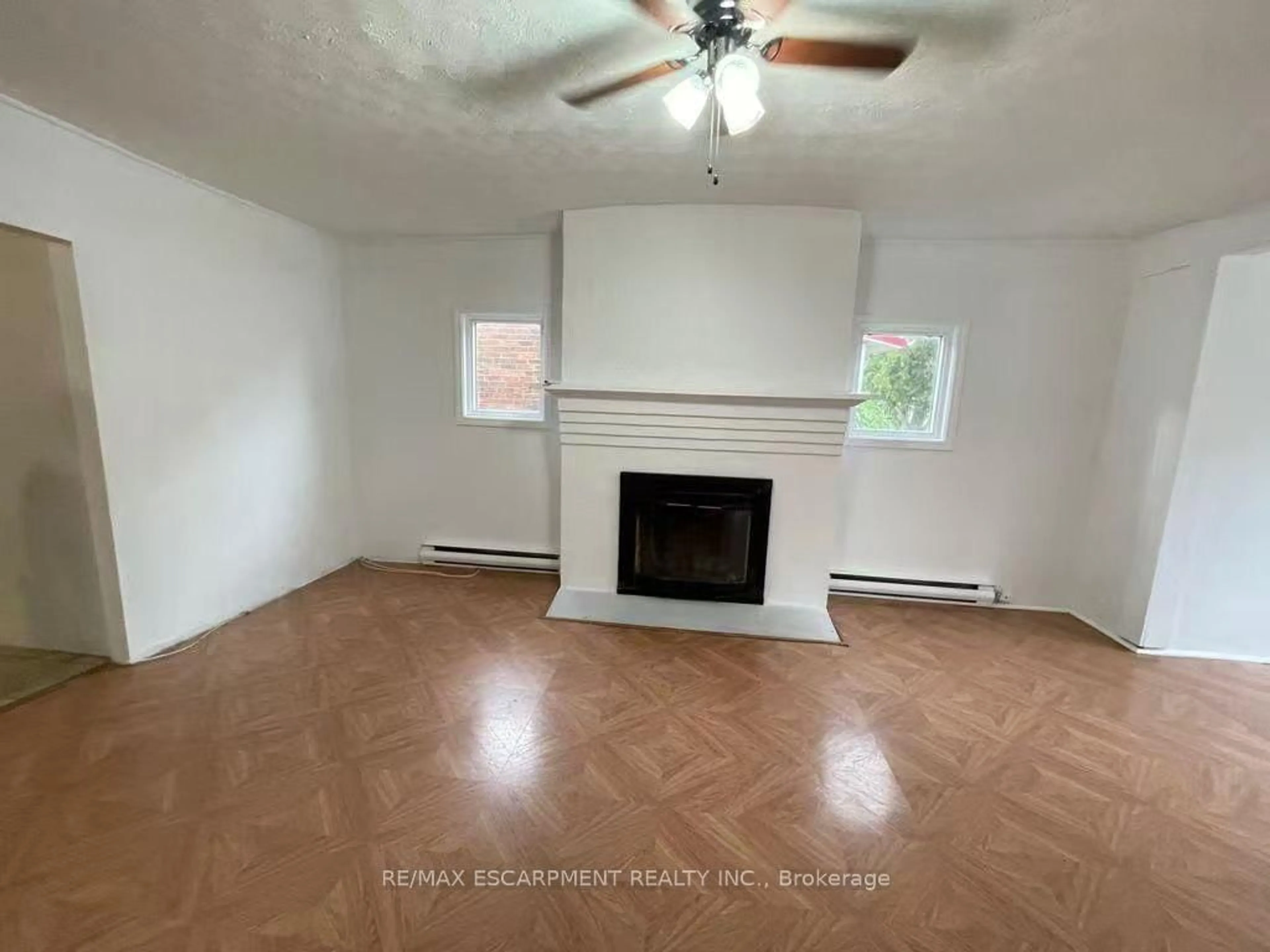 A pic of a room for 1048 Meredith Ave, Mississauga Ontario L5E 2C7