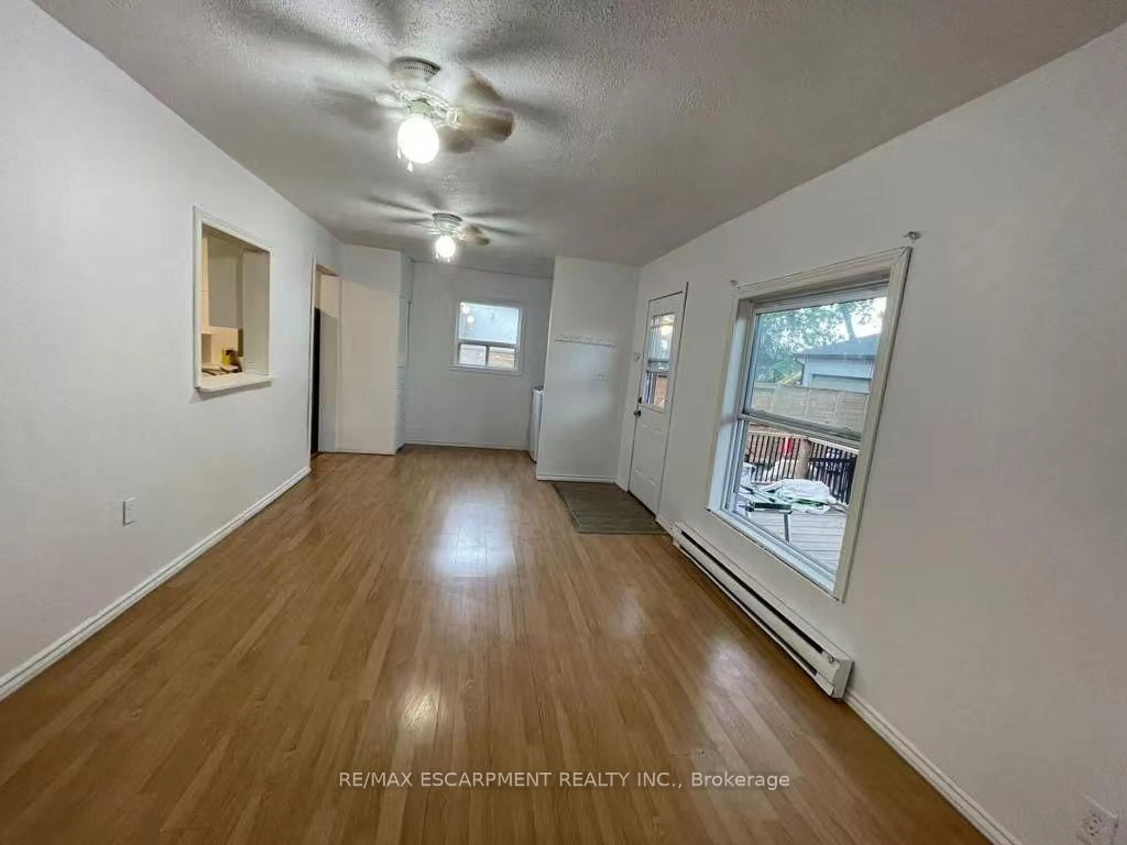 A pic of a room for 1048 Meredith Ave, Mississauga Ontario L5E 2C7