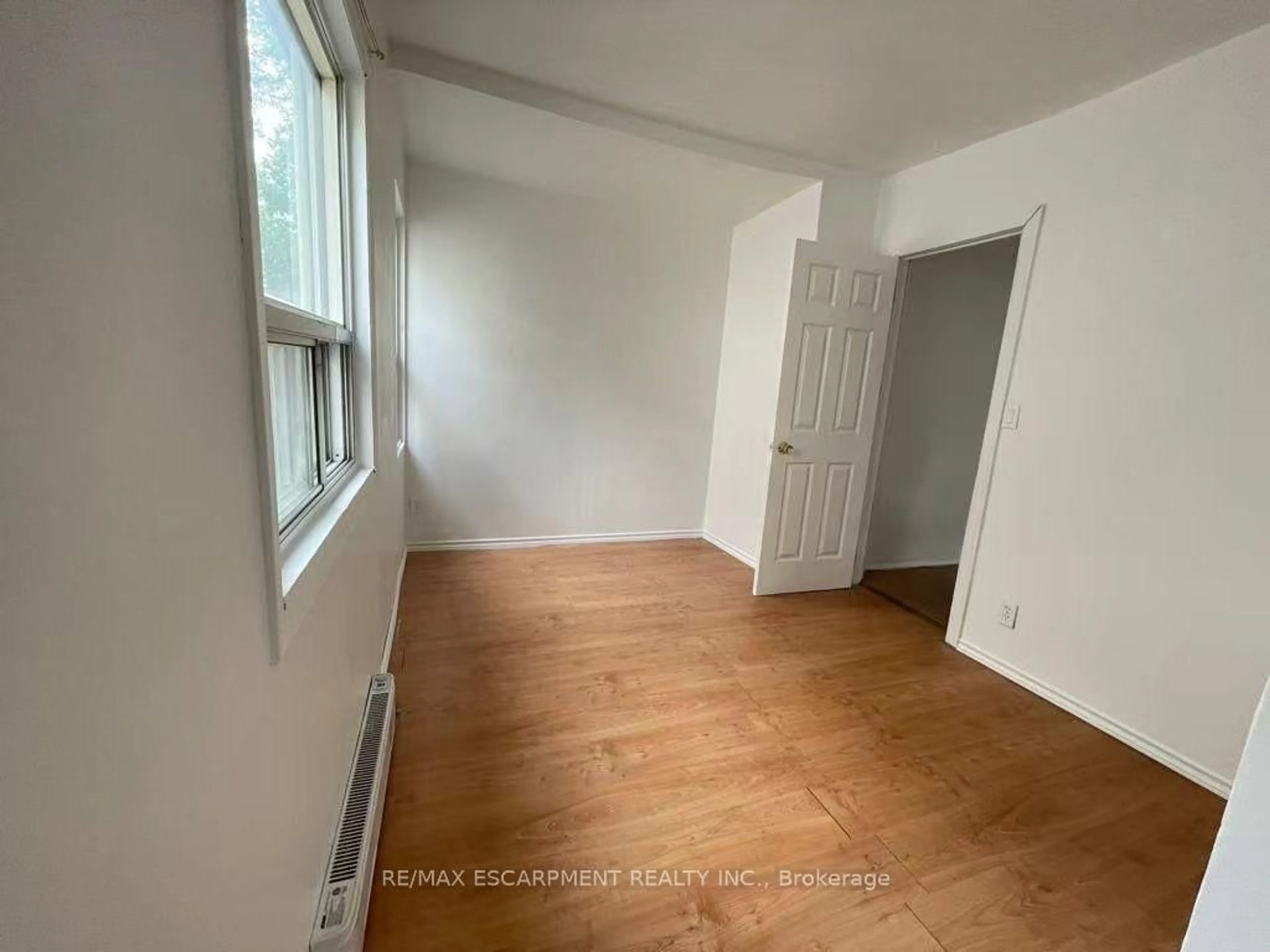 A pic of a room for 1048 Meredith Ave, Mississauga Ontario L5E 2C7