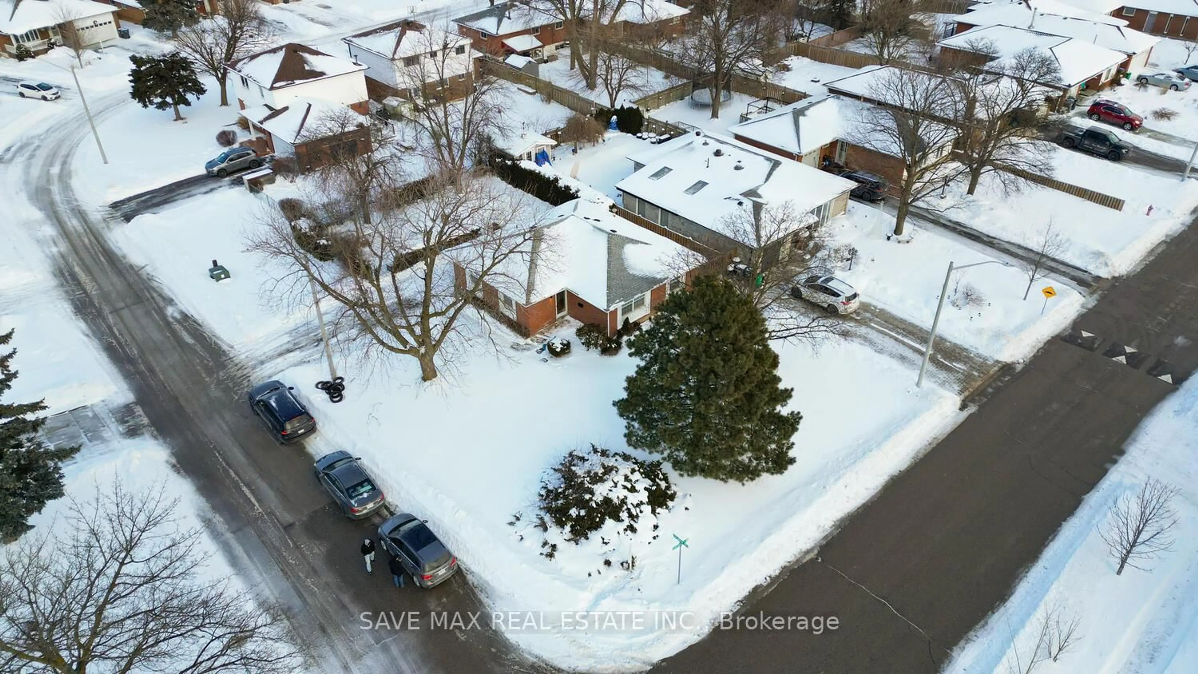 A pic from outside/outdoor area/front of a property/back of a property/a pic from drone, street for 41 Duncannon Cres, Brampton Ontario L6T 3E9