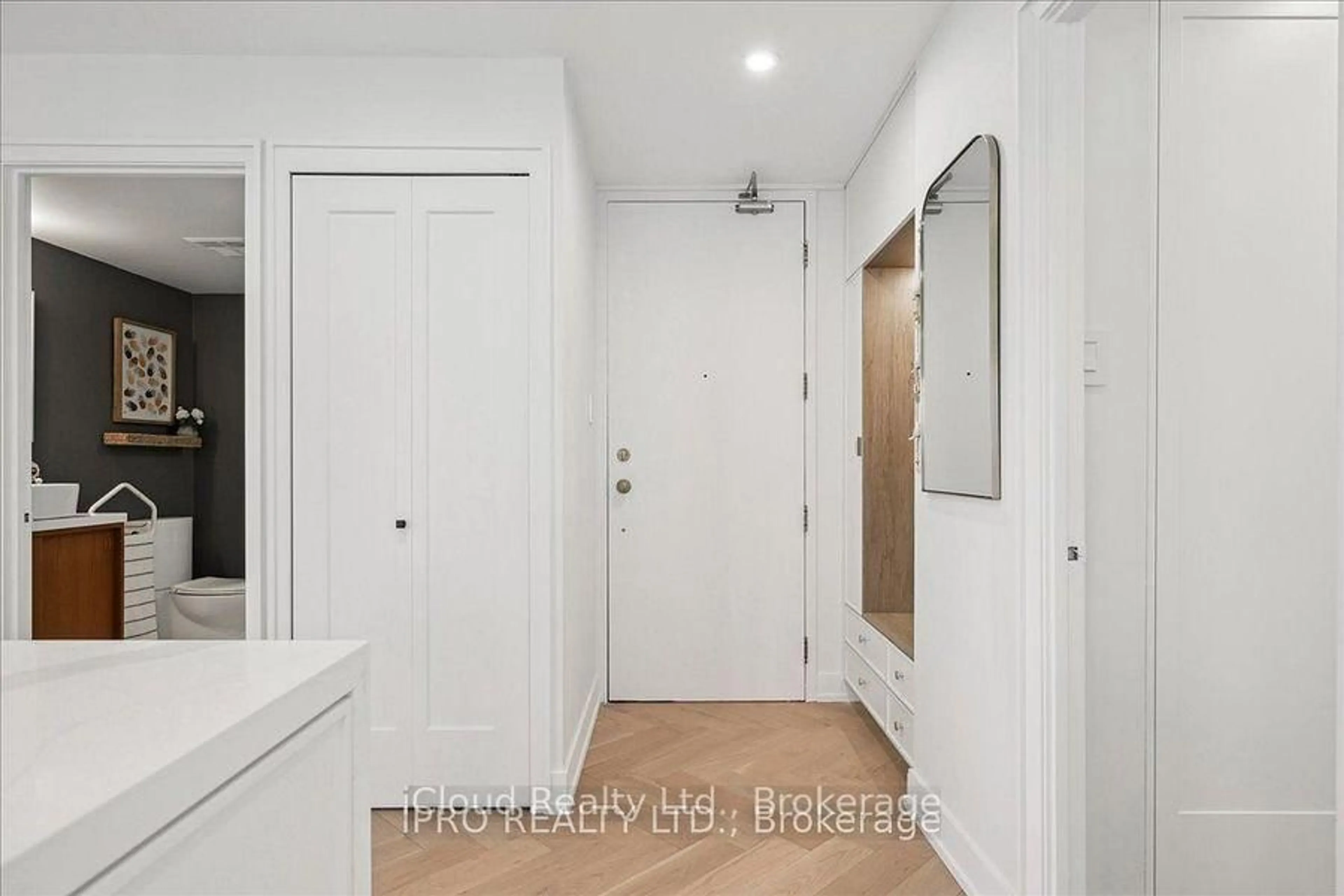 Indoor entryway for 2210 Lakeshore Rd #805, Burlington Ontario L7R 4J9