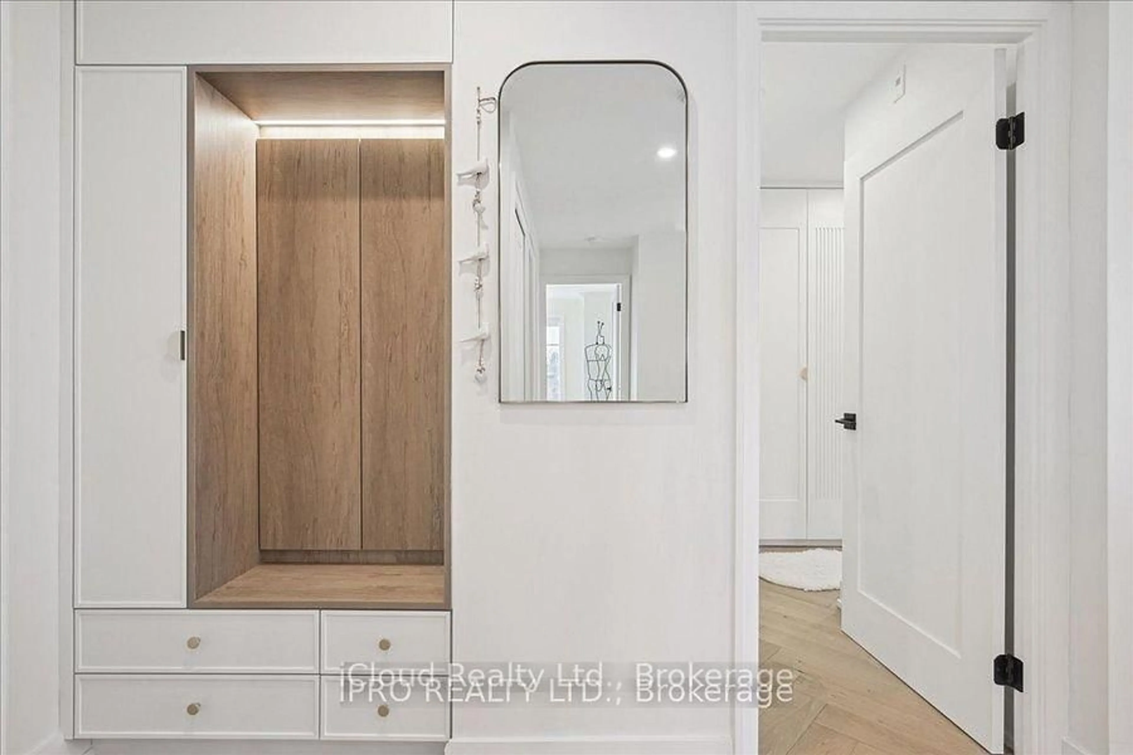 Indoor entryway for 2210 Lakeshore Rd #805, Burlington Ontario L7R 4J9