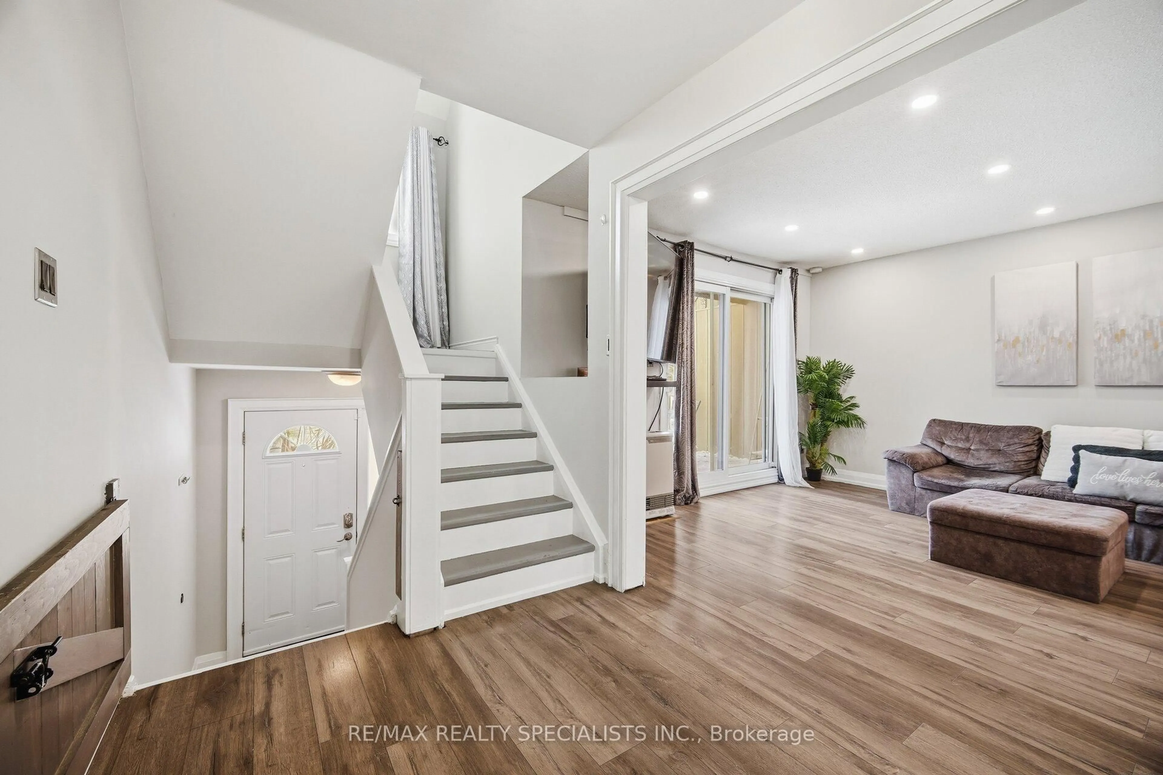Indoor entryway for 6780 Formentera Ave #19, Mississauga Ontario L5N 2L1