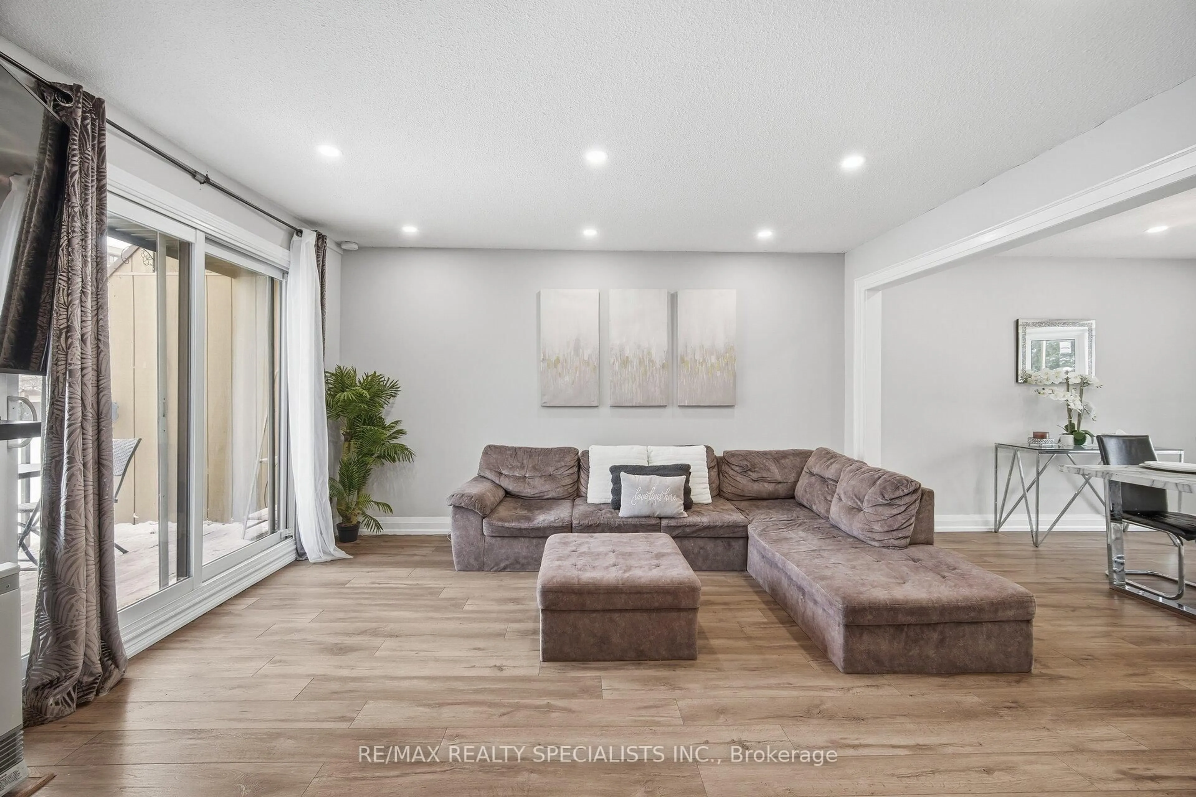 Living room with furniture, wood/laminate floor for 6780 Formentera Ave #19, Mississauga Ontario L5N 2L1